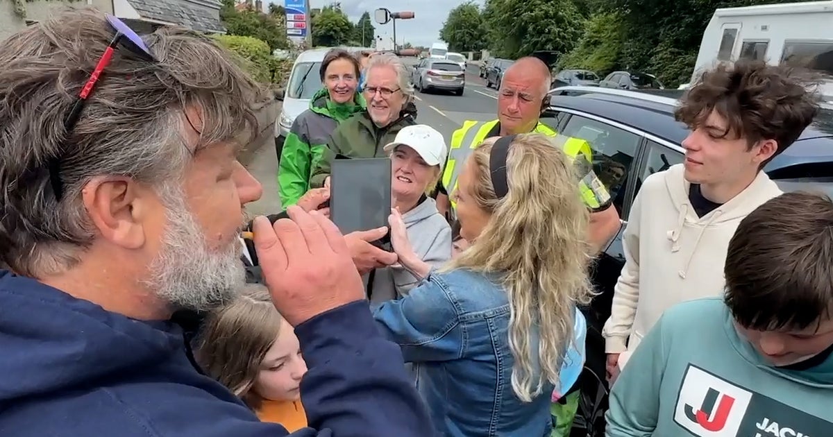 does russell crowe smoke cigarettes Crowe, 54, looks unrecognisable as he strolls through London and smokes a cigarette Russell Crowe Smokes Over Heads