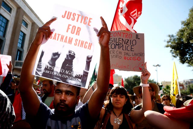 <p>Members of the Indian community in Italy protest in Latina, some 60 kilometers south of Rome</p>