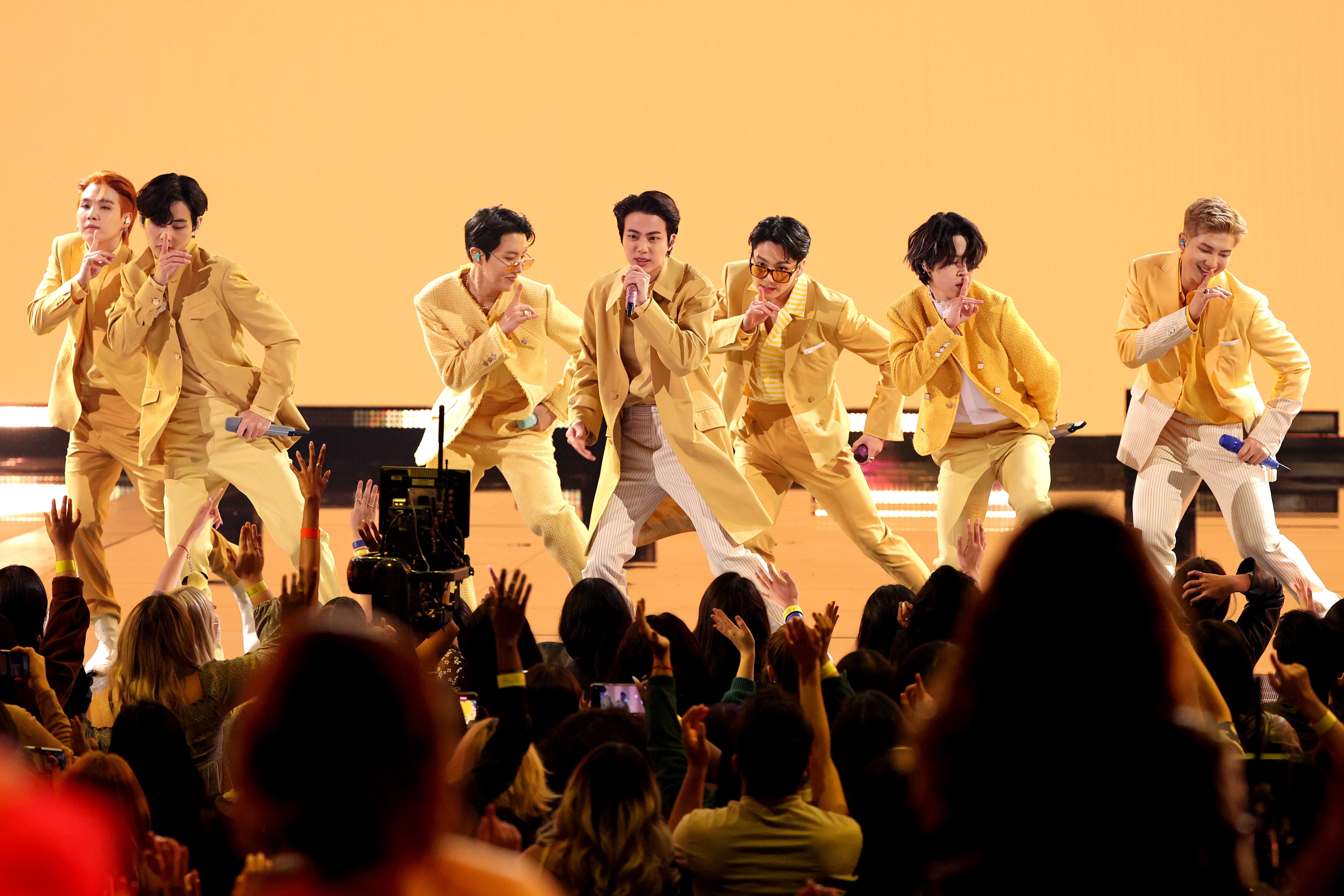 슈가, 뷔, 제이홉, 진, 정국, 지민, 방탄소년단 RM이 로스앤젤레스 마이크로소프트 극장에서 열린 2021 아메리칸 뮤직 어워드에서 공연을 펼치고 있다.