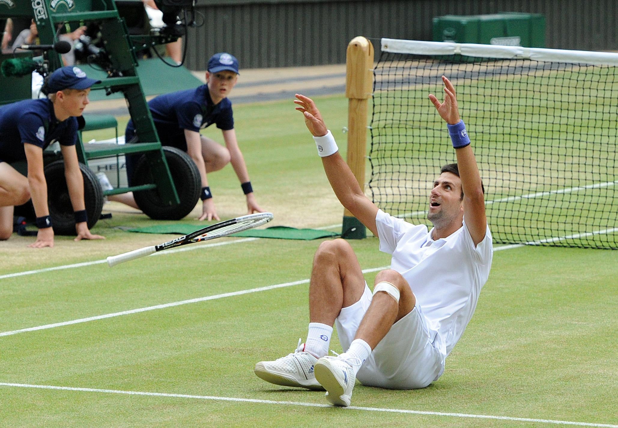 诺瓦克·德约科维奇 (Novak Djokovic) 庆祝战胜拉斐尔·纳达尔 (Rafael Nadal)，成为 2011 年温网冠军 (Anthony Devlin/PA)