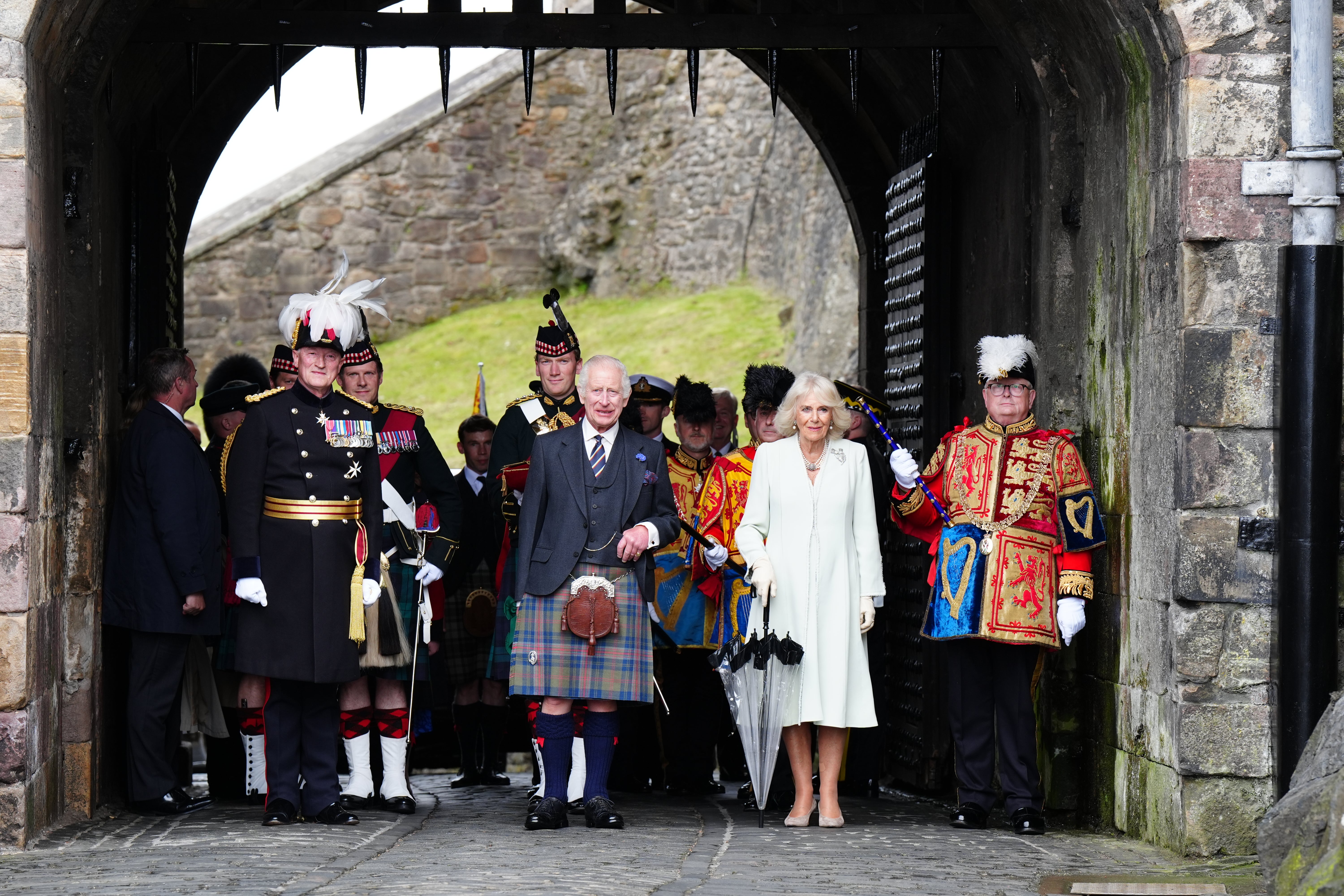 The governor of Edinburgh Castle Major General Alastair Bruce (left) and Lord Lyon (right) with the King and Queen (Jane Barlow/PA)