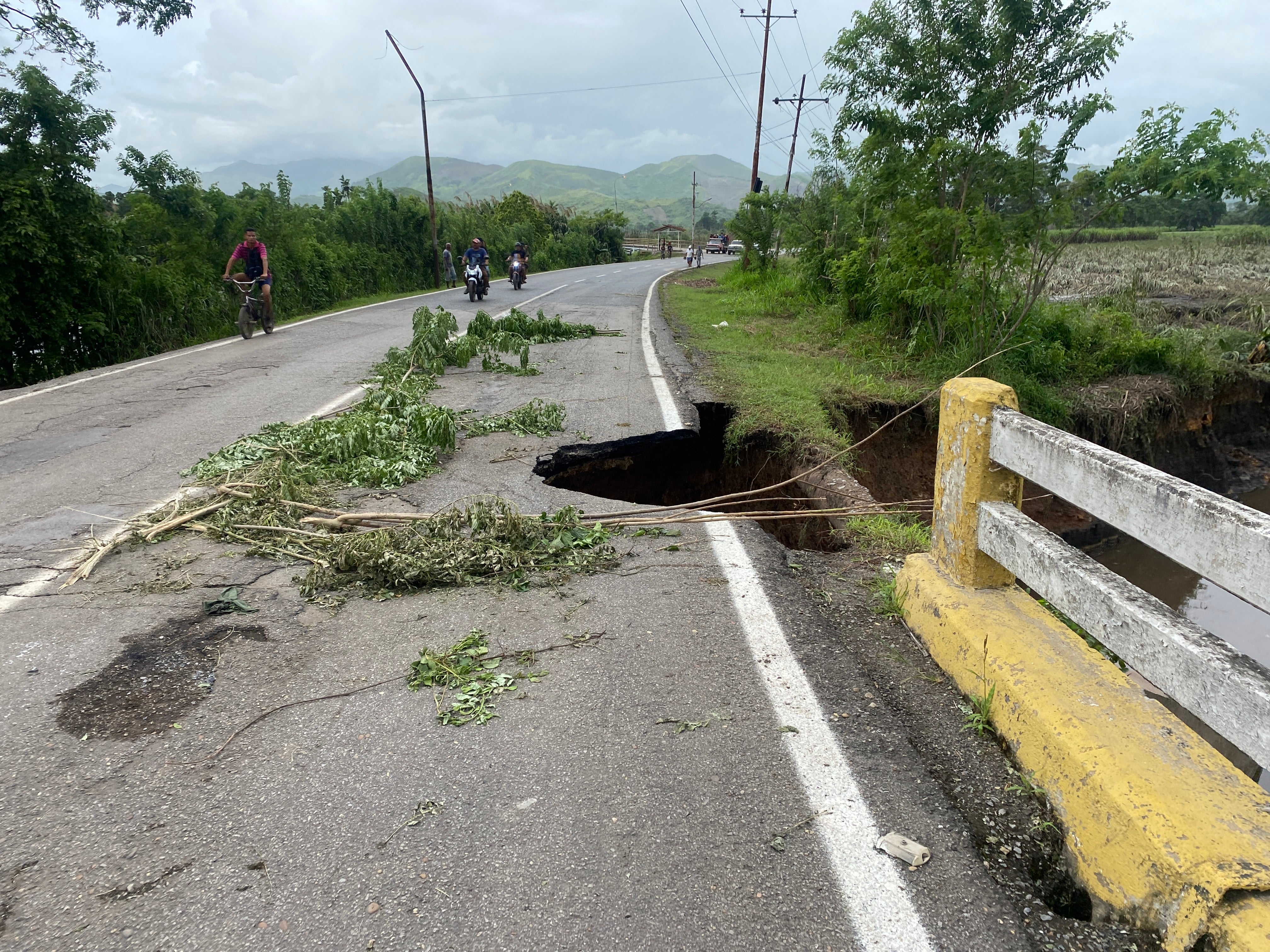 Una vista di una strada danneggiata dopo che un fiume si è alzato a causa delle forti piogge che hanno seguito il passaggio dell'uragano Beryl a Kumanacoa, nello stato di Sucre, in Venezuela.