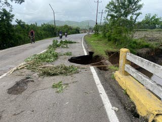 Ein Blick auf eine beschädigte Straße, nachdem in Kumanacoa, Bundesstaat Sucre, Venezuela, ein Fluss aufgrund heftiger Regenfälle nach dem Durchzug des Hurrikans Beryl angestiegen war.