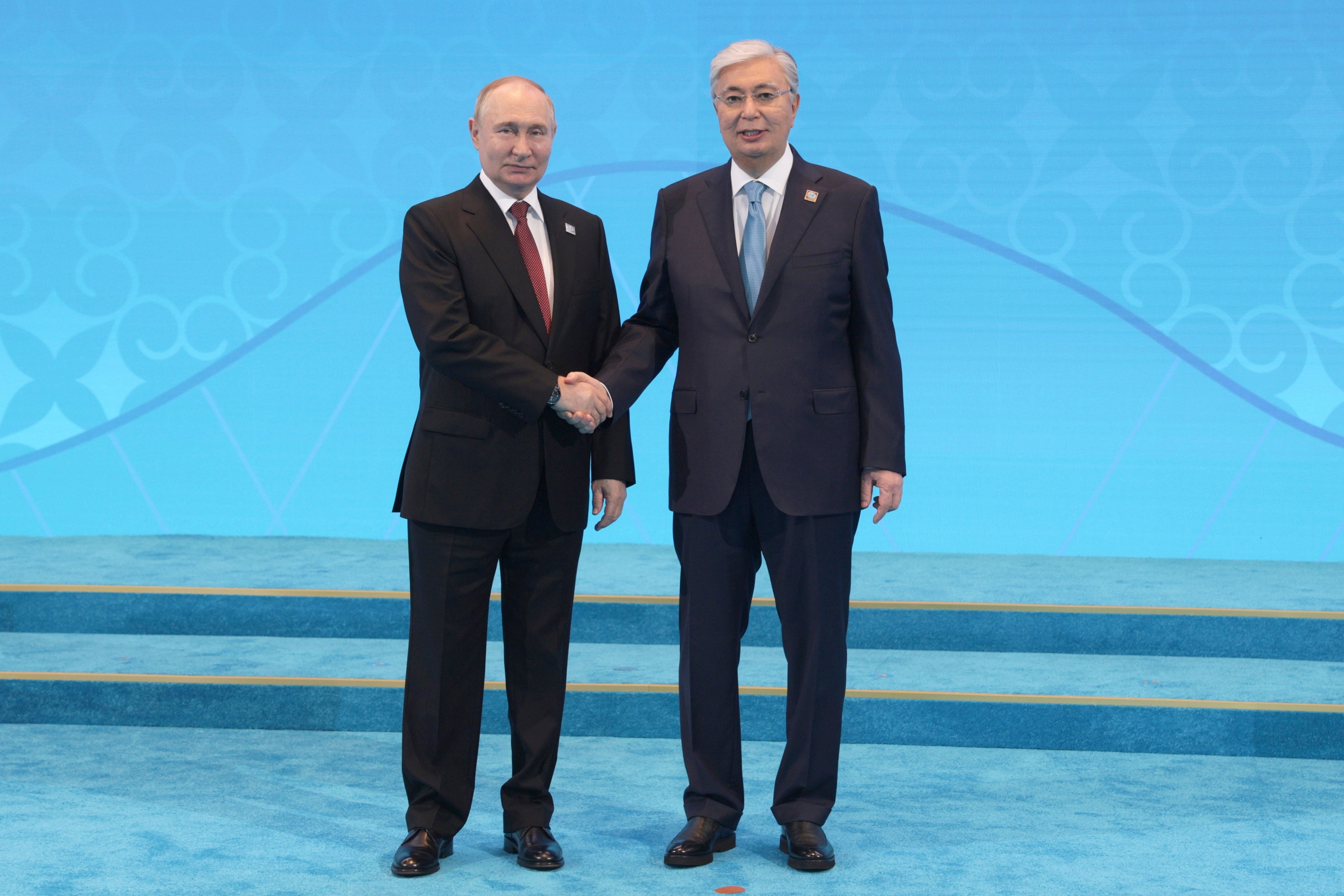Kazakh President Kassym-Jomart Tokayev, right, and Russian President Vladimir Putin pose for a photo at the Shanghai Cooperation Organization states leaders’ summit in