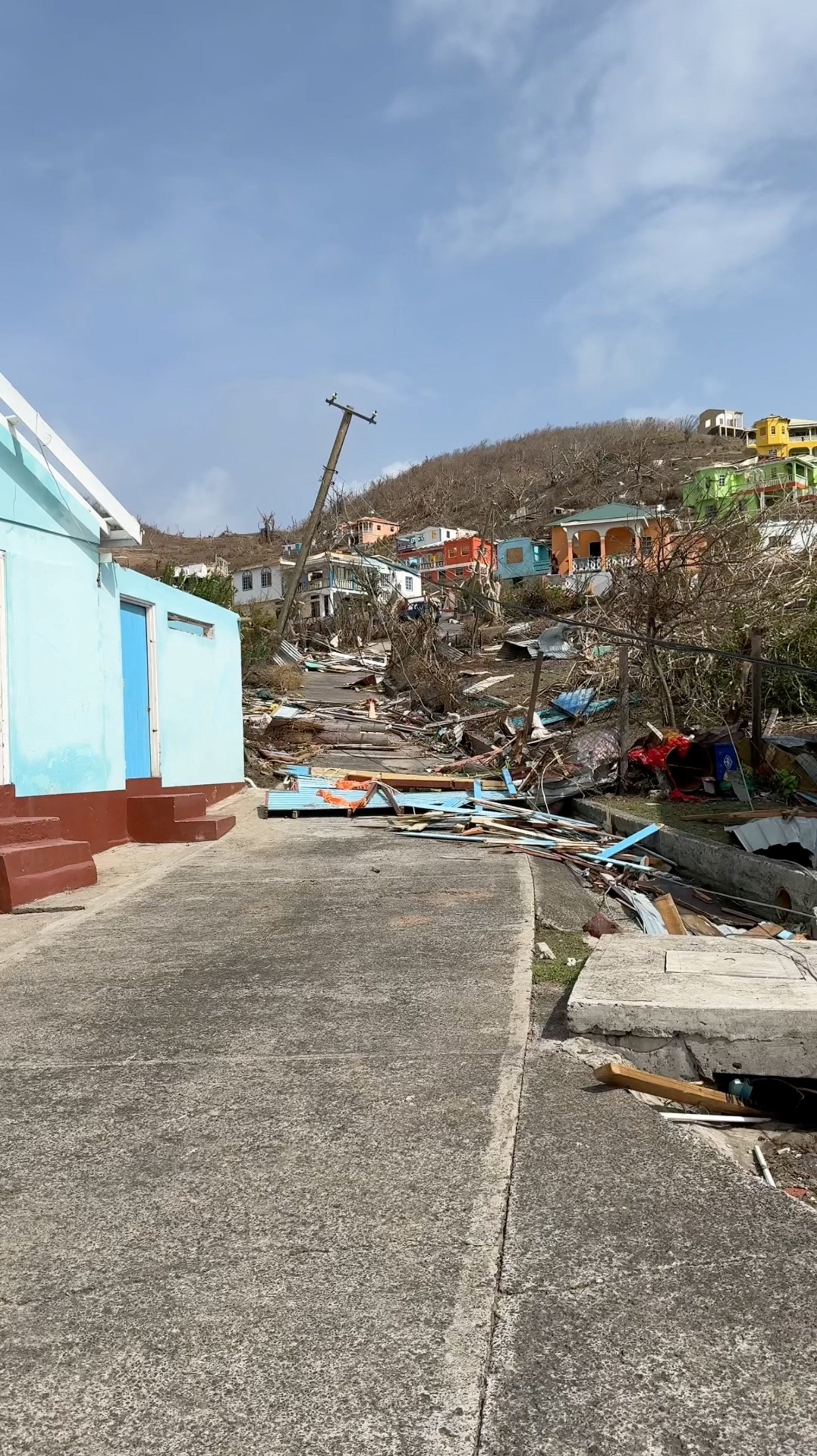 Una vista muestra propiedades dañadas tras el paso del huracán Beryl, en Petite-Martinique, Granada, el 2 de julio de 2024.