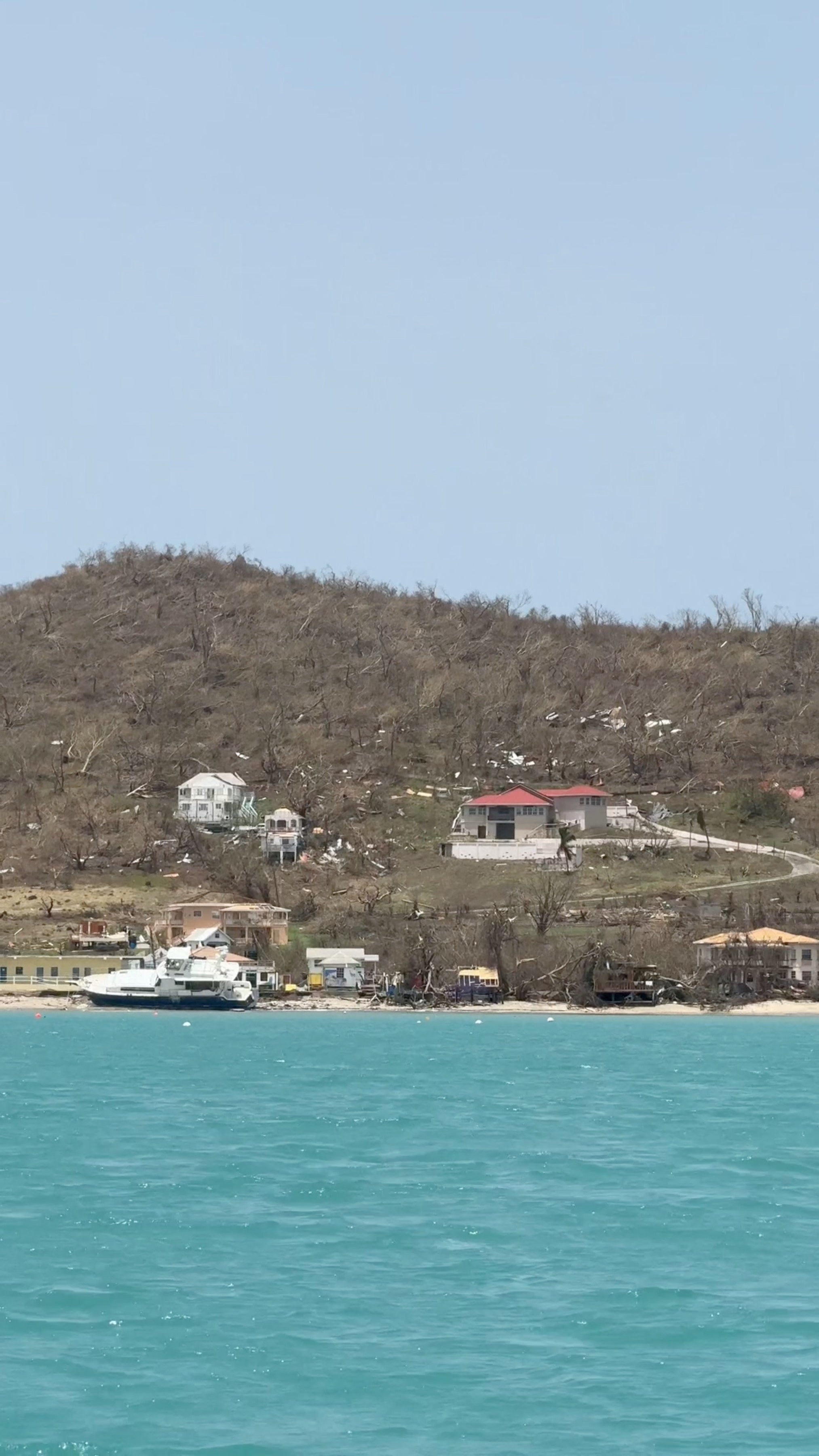 La foto mostra una proprietà danneggiata dopo il passaggio dell'uragano Beryl, in un sito al largo della costa di Carriacou, Grenada, il 2 luglio 2024.