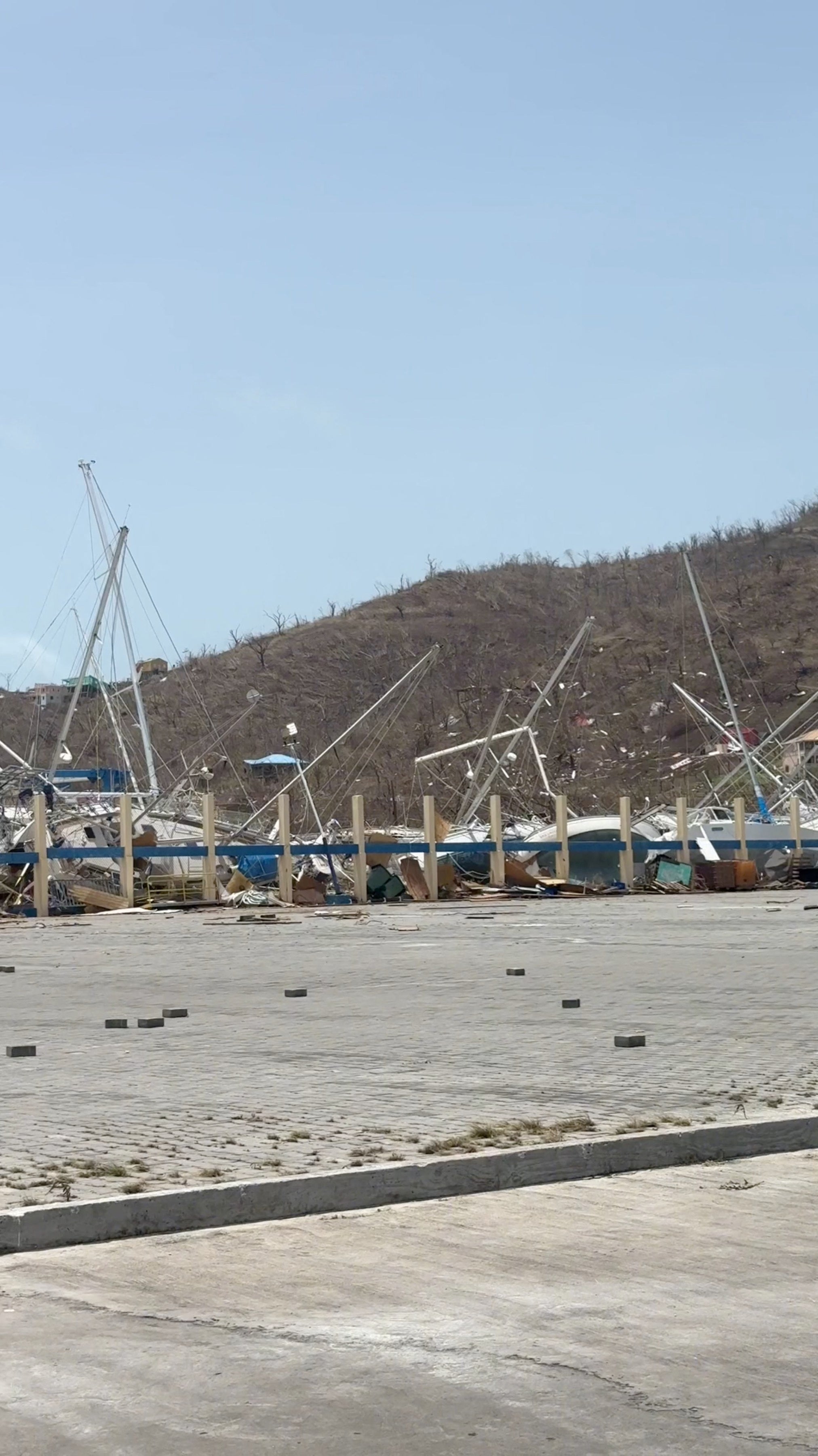 Una vista mostra le proprietà danneggiate dopo il passaggio dell'uragano Beryl a Carriacou, Grenada, il 2 luglio 2024.