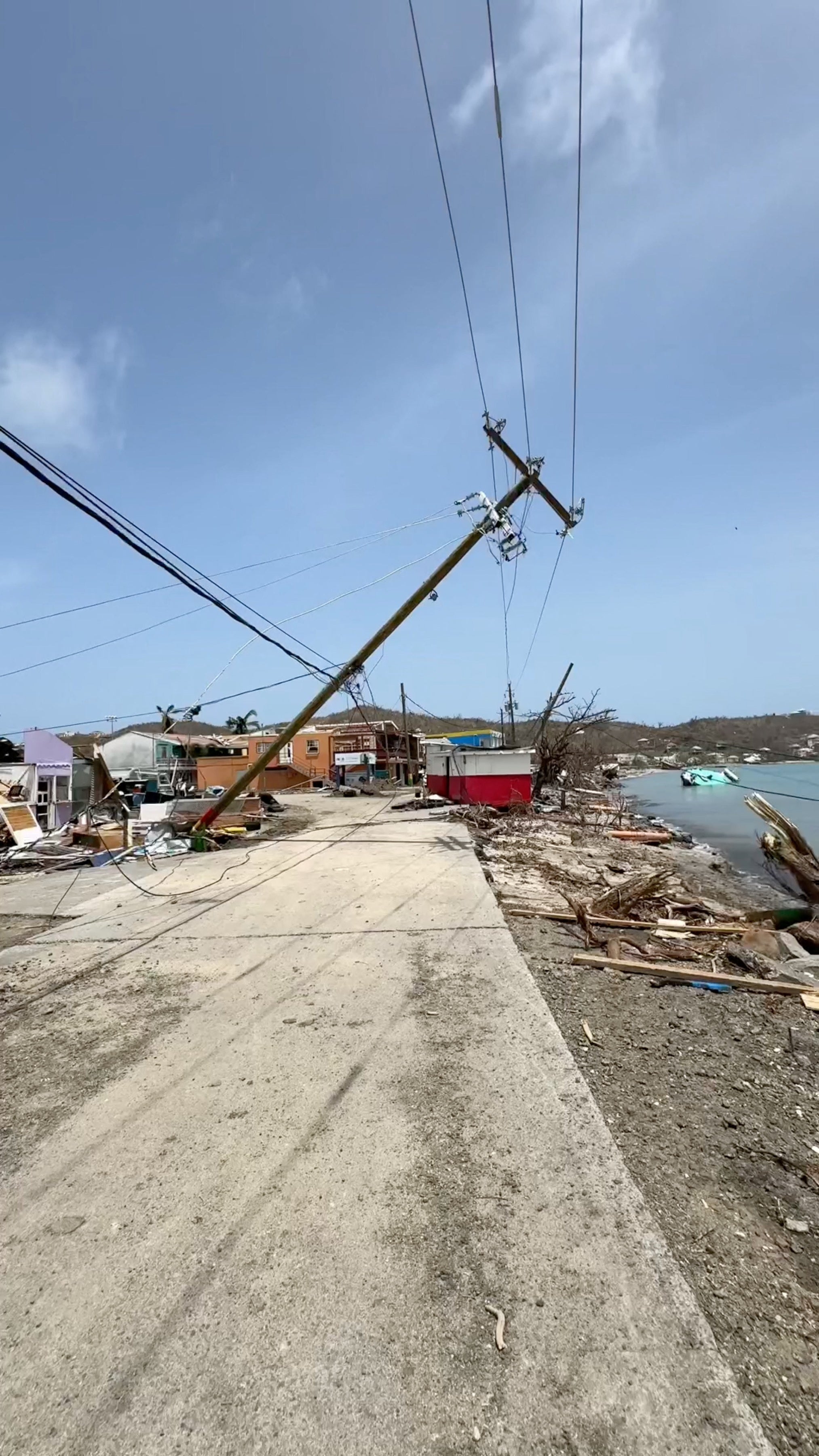 На снимке показаны поврежденные дома после прохождения урагана Берил в Карриаку, Гренада, 2 июля 2024 года.