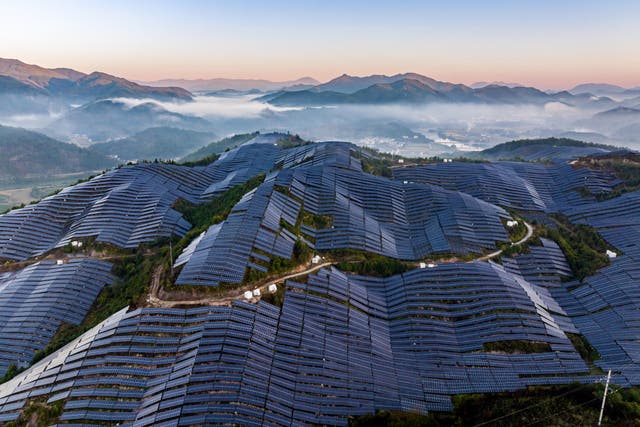 <p>En China, se han instalado plantas capaces de generar más de 600 GW de energía solar para aprovechar las áreas montañosas y desérticas que se encuentran deshabitadas</p>