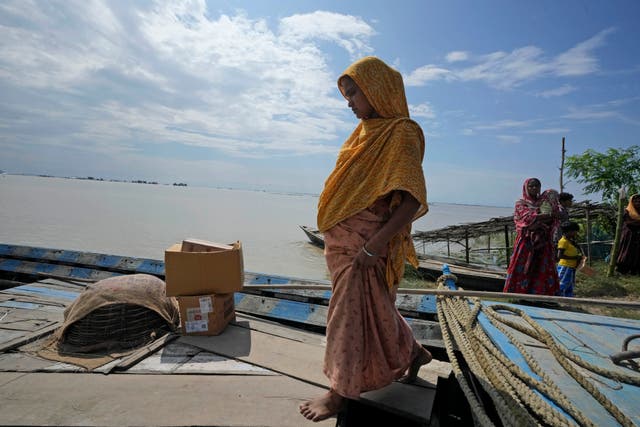 INDIA-INUNDACIONES-BEBÉ