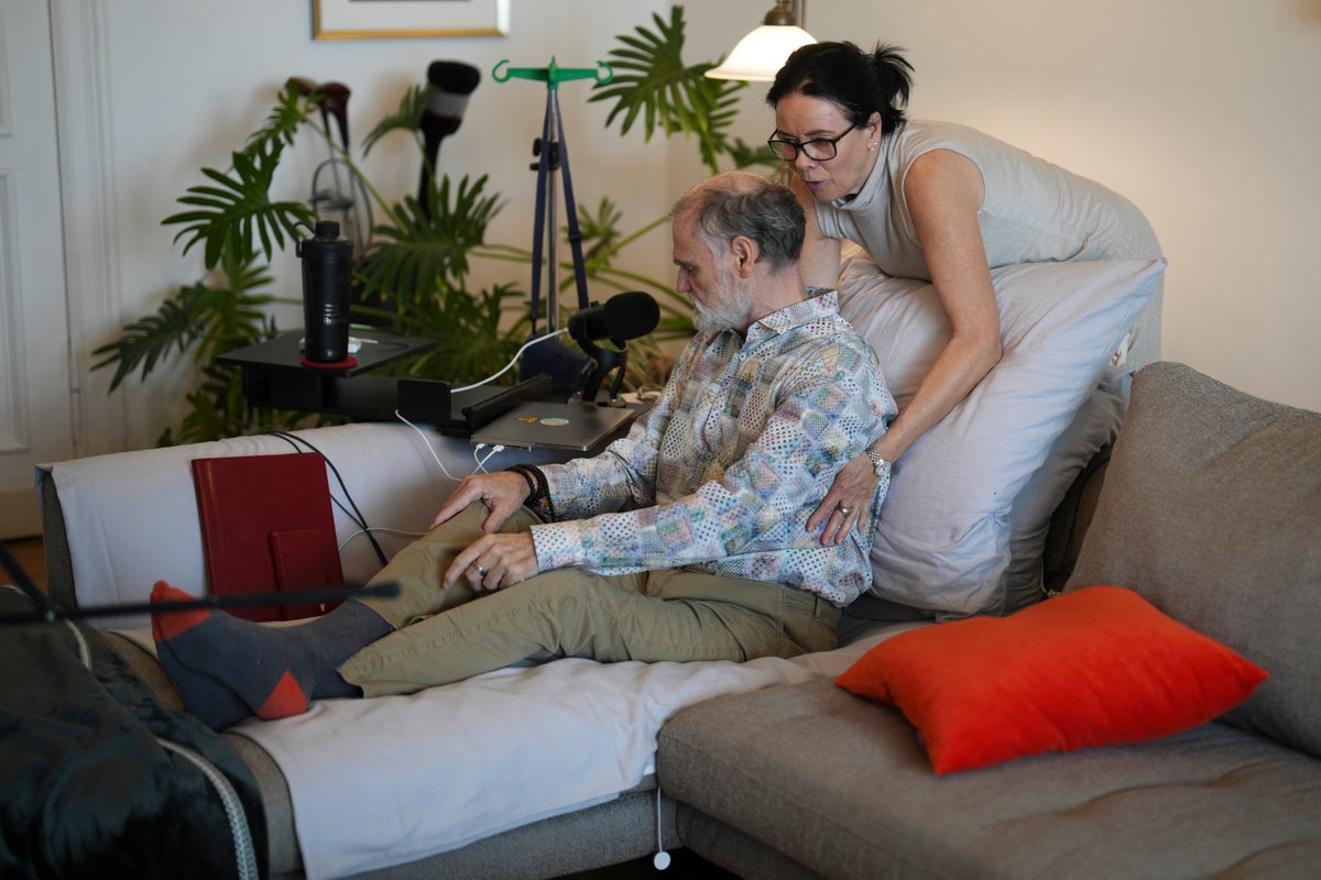 Dying man spends final weeks creating AI version of himself to keep his wife company