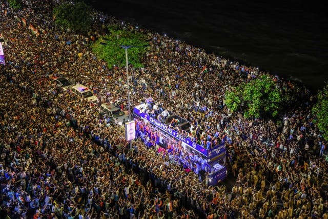 <p>Fans cheer for the Indian cricket team during their victory parade in Mumbai, India </p>