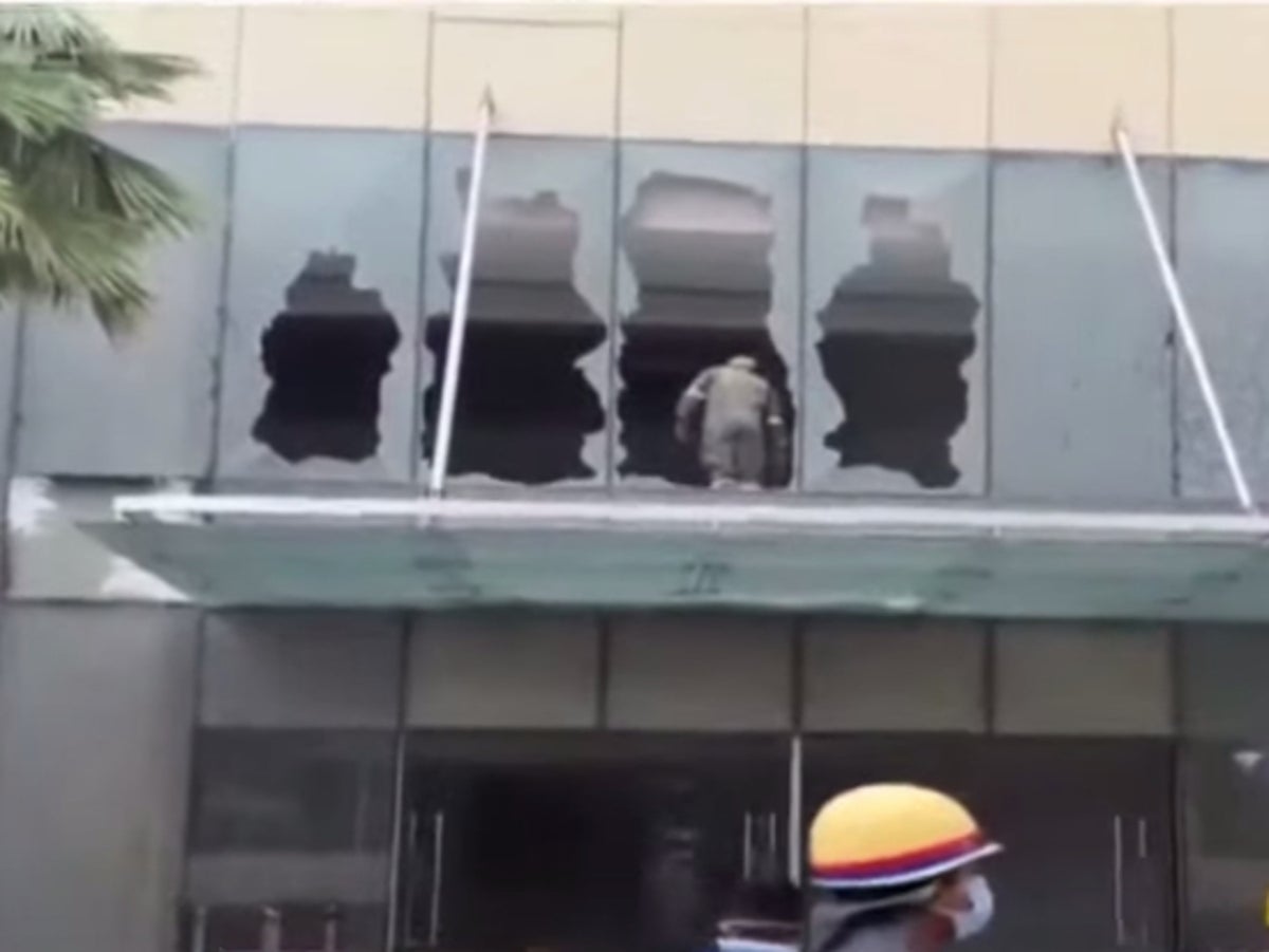Fire breaks out at a busy mall in India