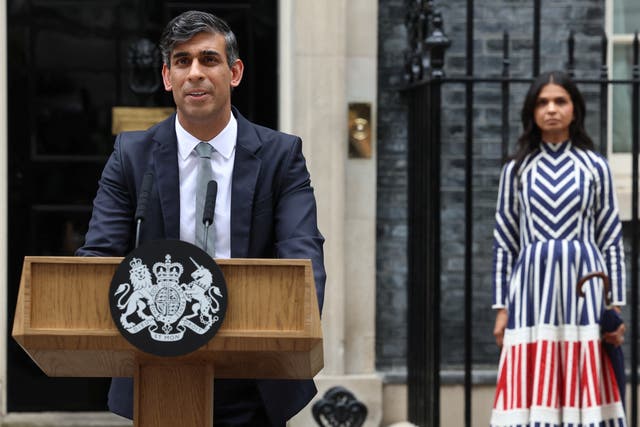 <p>Outgoing British Prime Minister Rishi Sunak, flanked by his wife Akshata Murty, delivers a speech at Number 10 Downing Street </p>