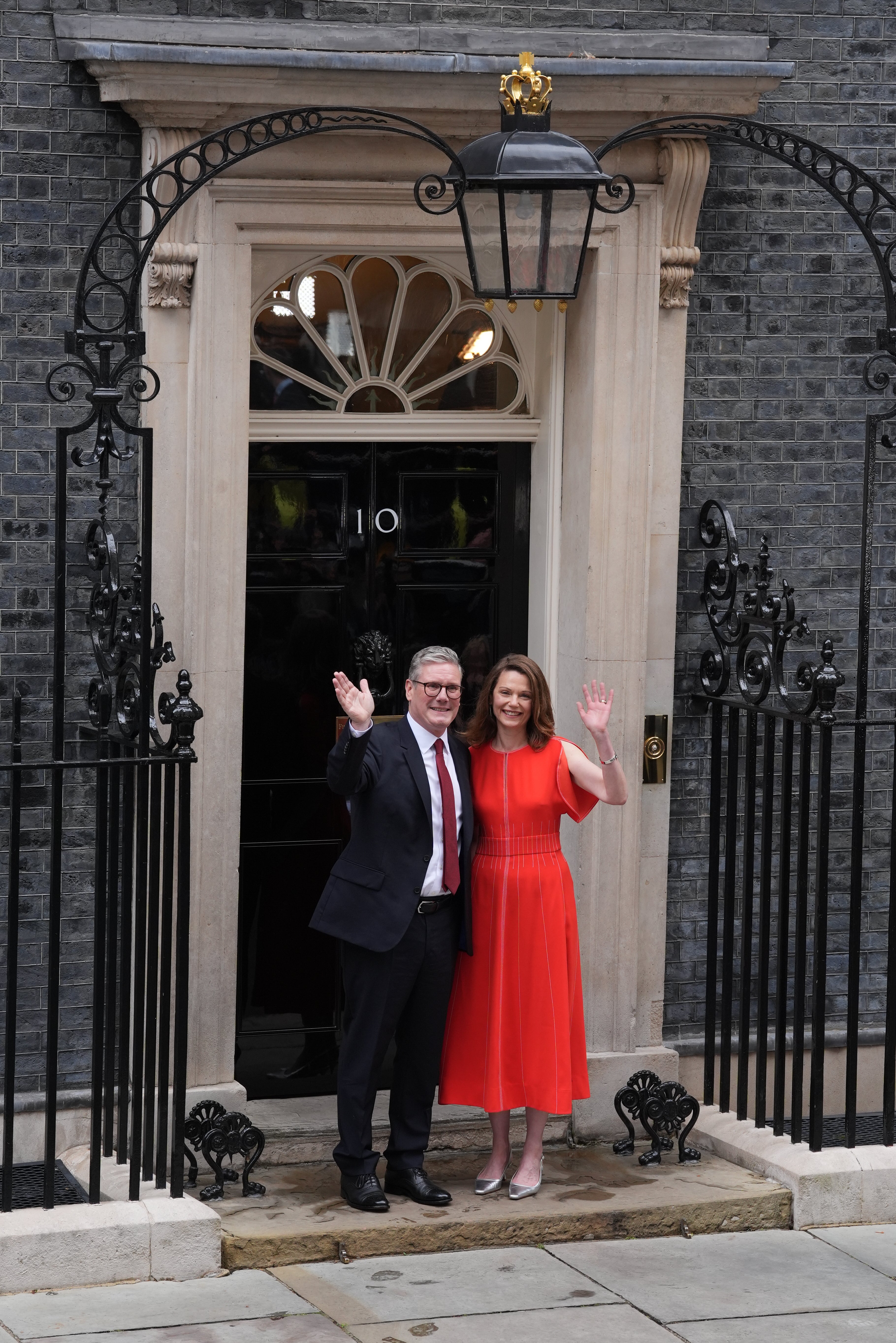 Sir Keir Starmer arrives with his wife Victoria at his official London residence at No 10 Downing Street for the first time