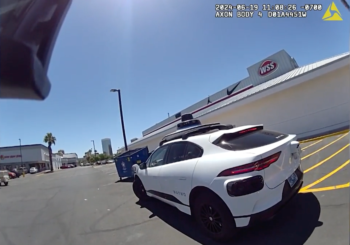 Nobody&rsquo;s home: Phoenix cop left talking to customer support after pulling over driverless taxi