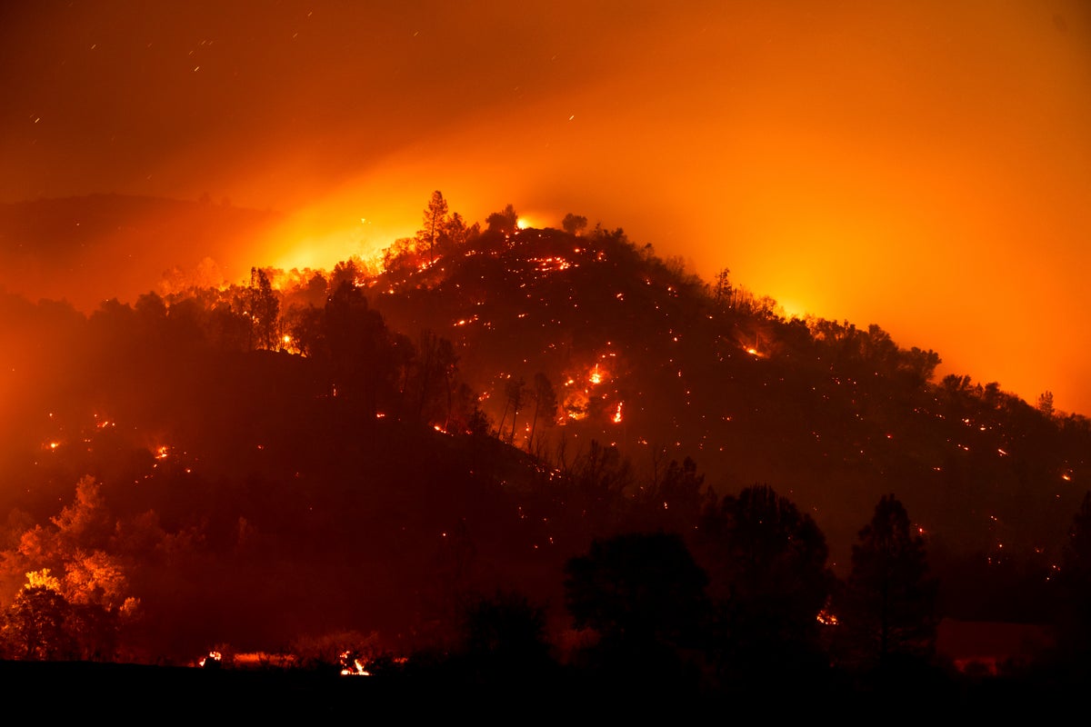 Mandatory evacuations underway as 900-acre wildfire rages near Yosemite National Park