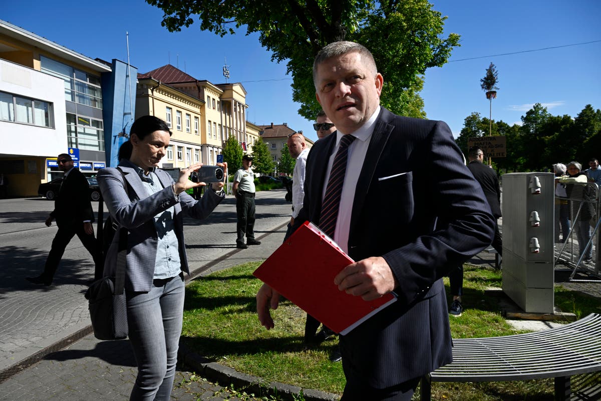 Slovenský premiér sa prvýkrát verejne objavil od pokusu o atentát