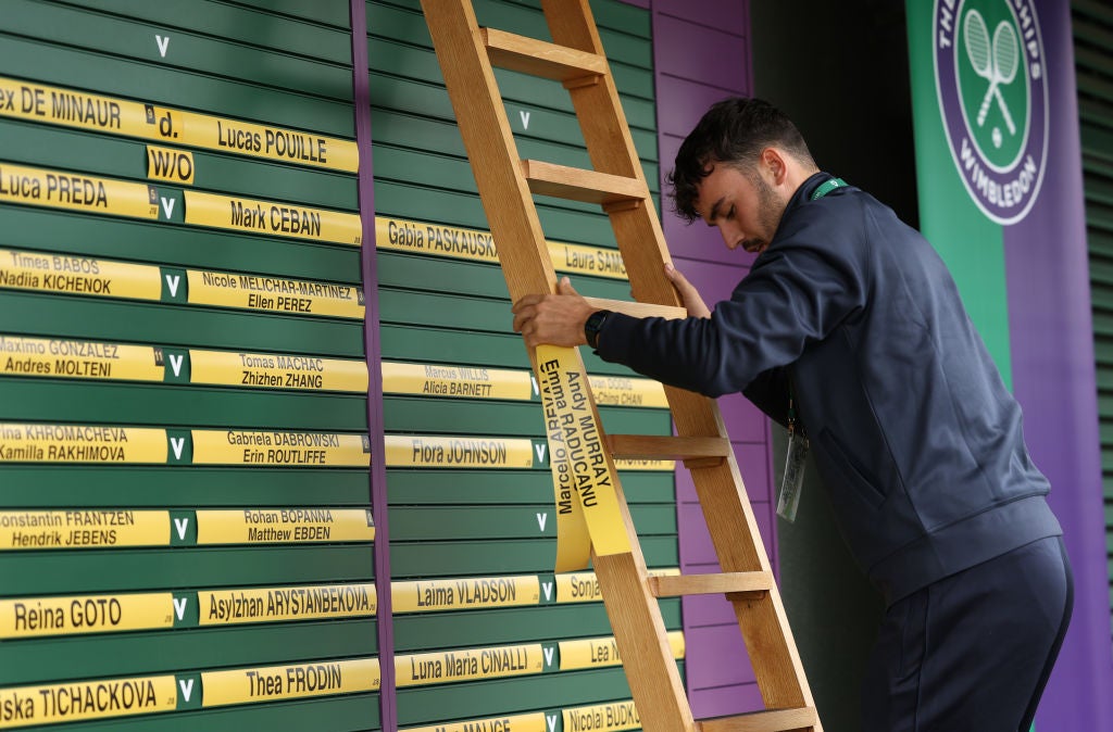 The names of Murray and Raducanu are removed from the order of play board