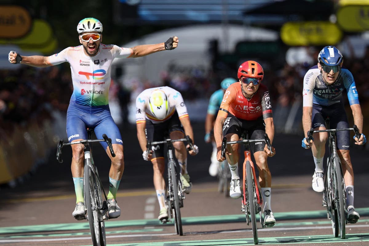 Frustrated Tom Pidcock narrowly beaten in chaotic and dusty Tour de France stage