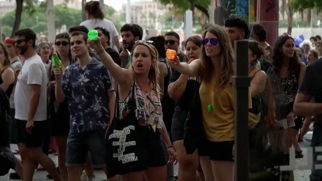 <p>Spanish protesters squirt water at Barcelona tourists: ‘Go home’
</p>