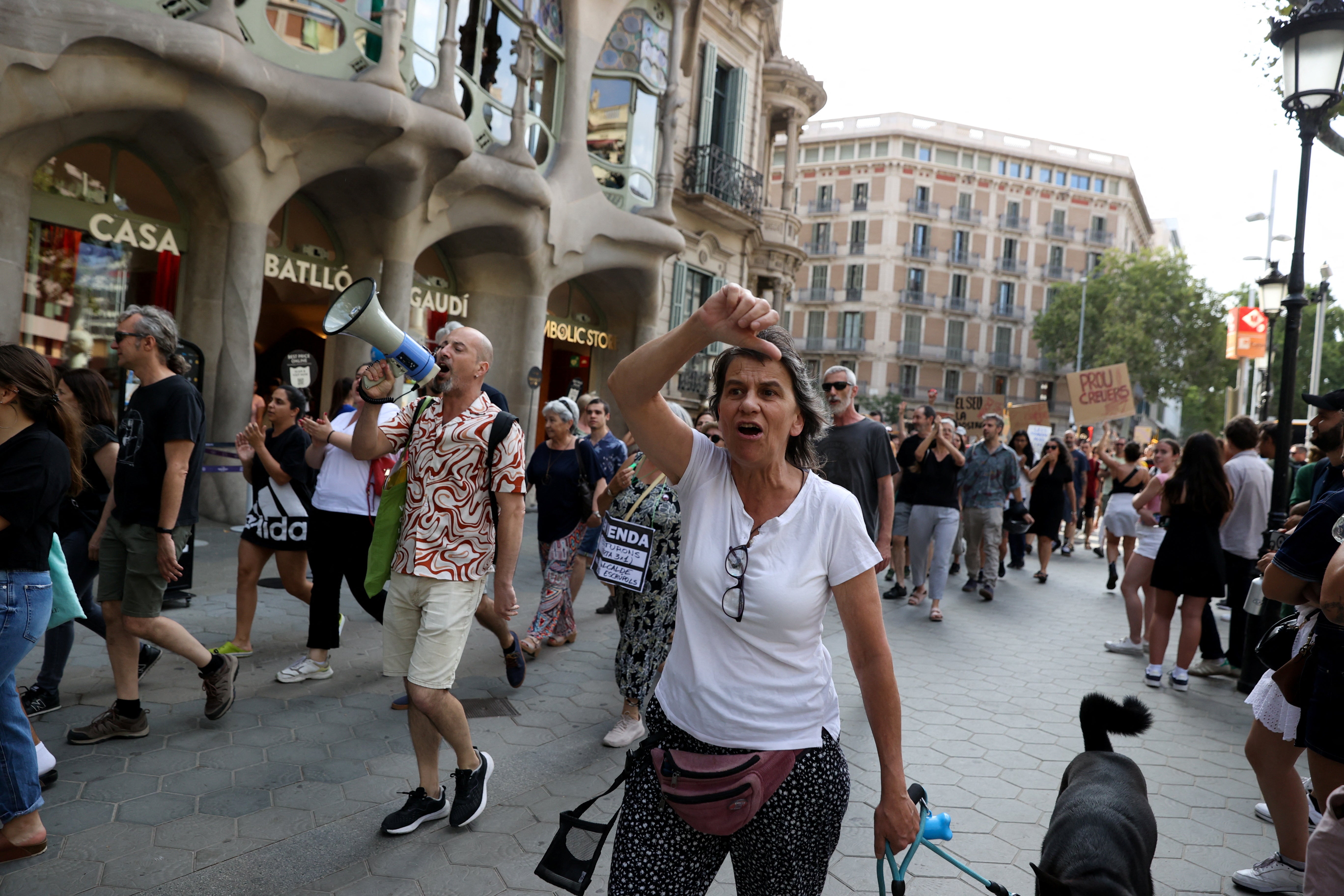 Uma mulher grita para que os turistas voltem para casa durante um protesto contra o turismo de massa em Barcelona, ​​Espanha