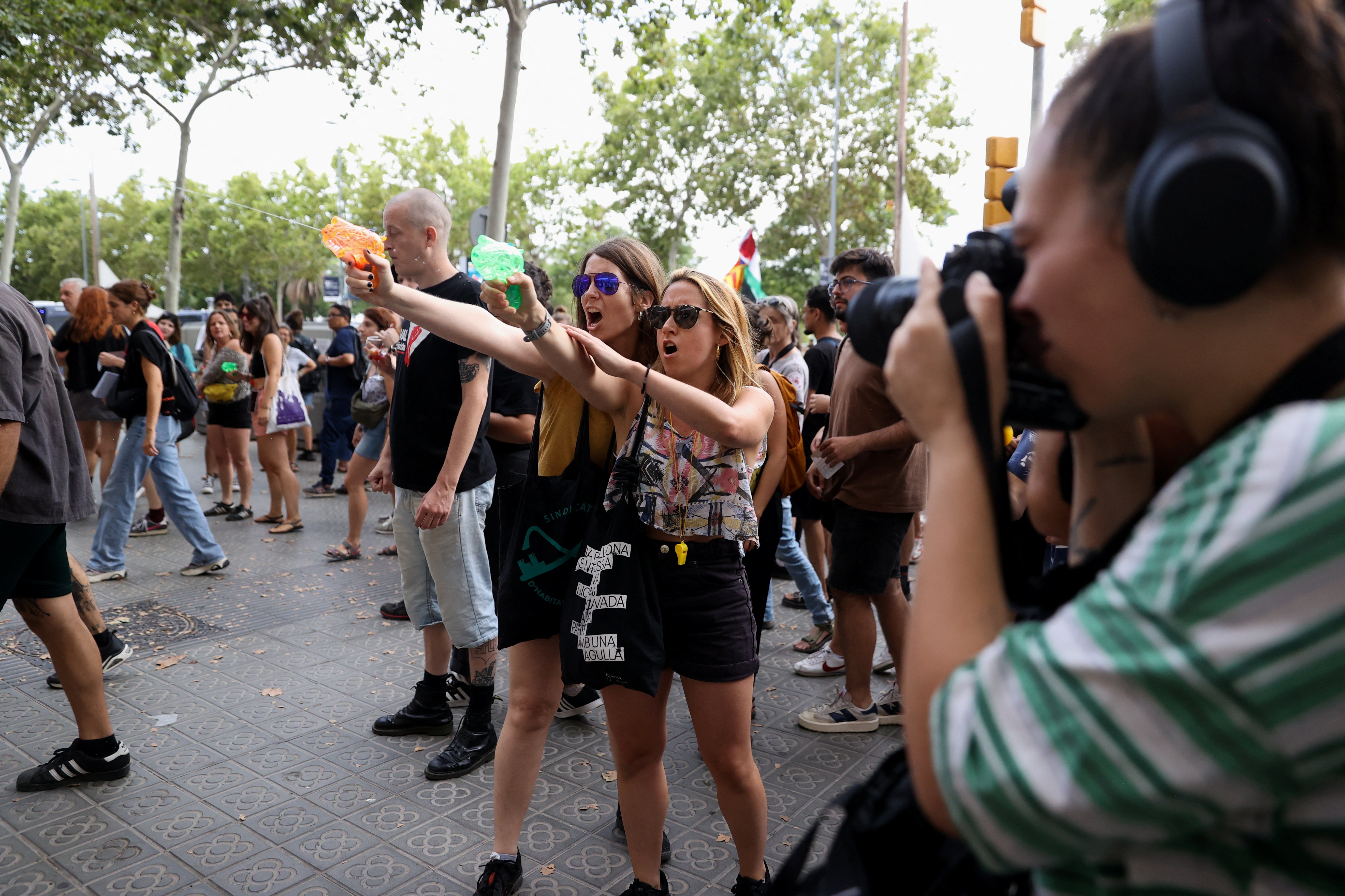 Manifestantes atiram água com pistolas de água contra turistas durante um protesto contra o turismo de massa em Barcelona, ​​Espanha, 6 de julho