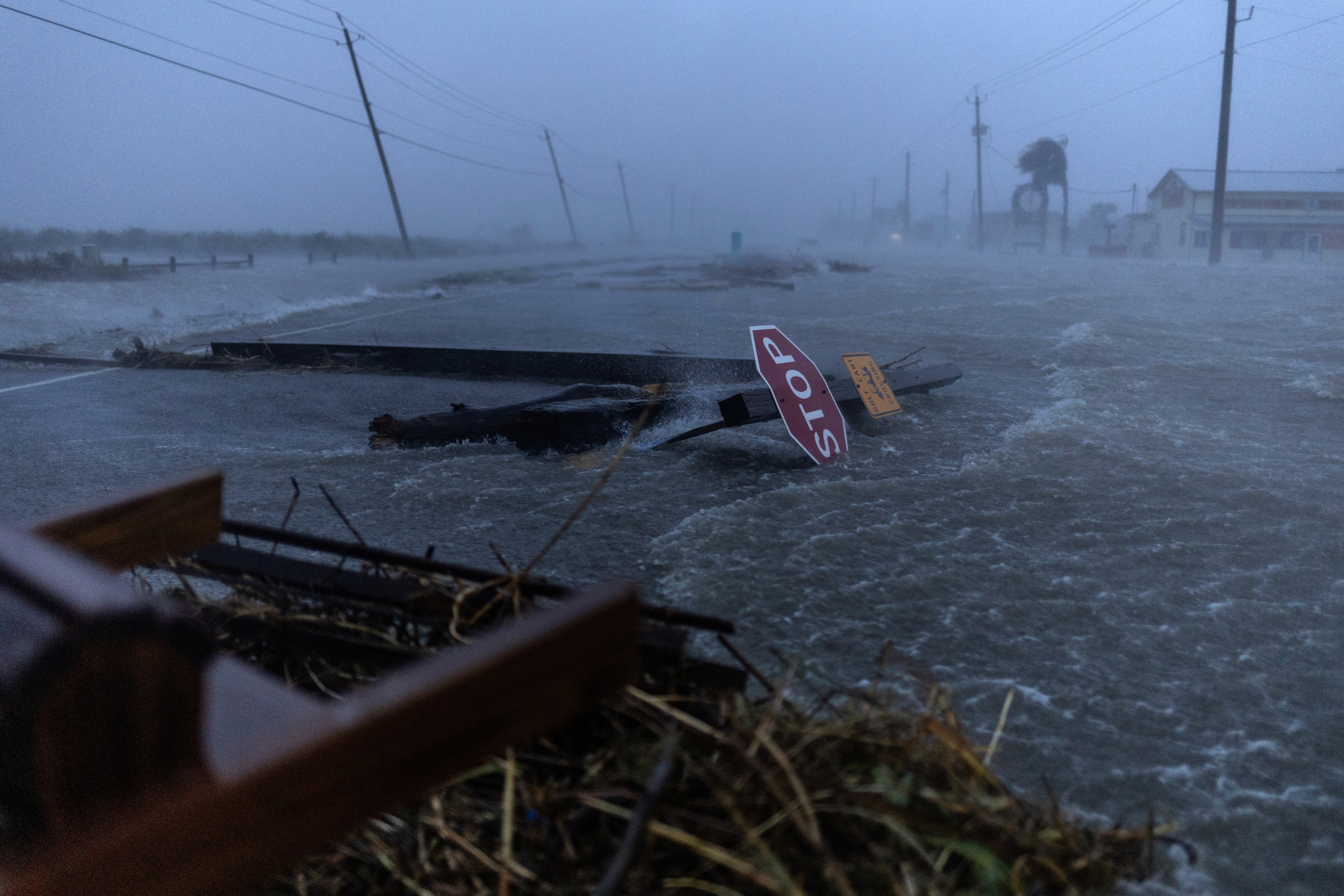 Detriti e acque alluvionali dell'uragano Beryl coprono una strada principale a Surfside Beach, Texas, Stati Uniti, 8 luglio 2024.