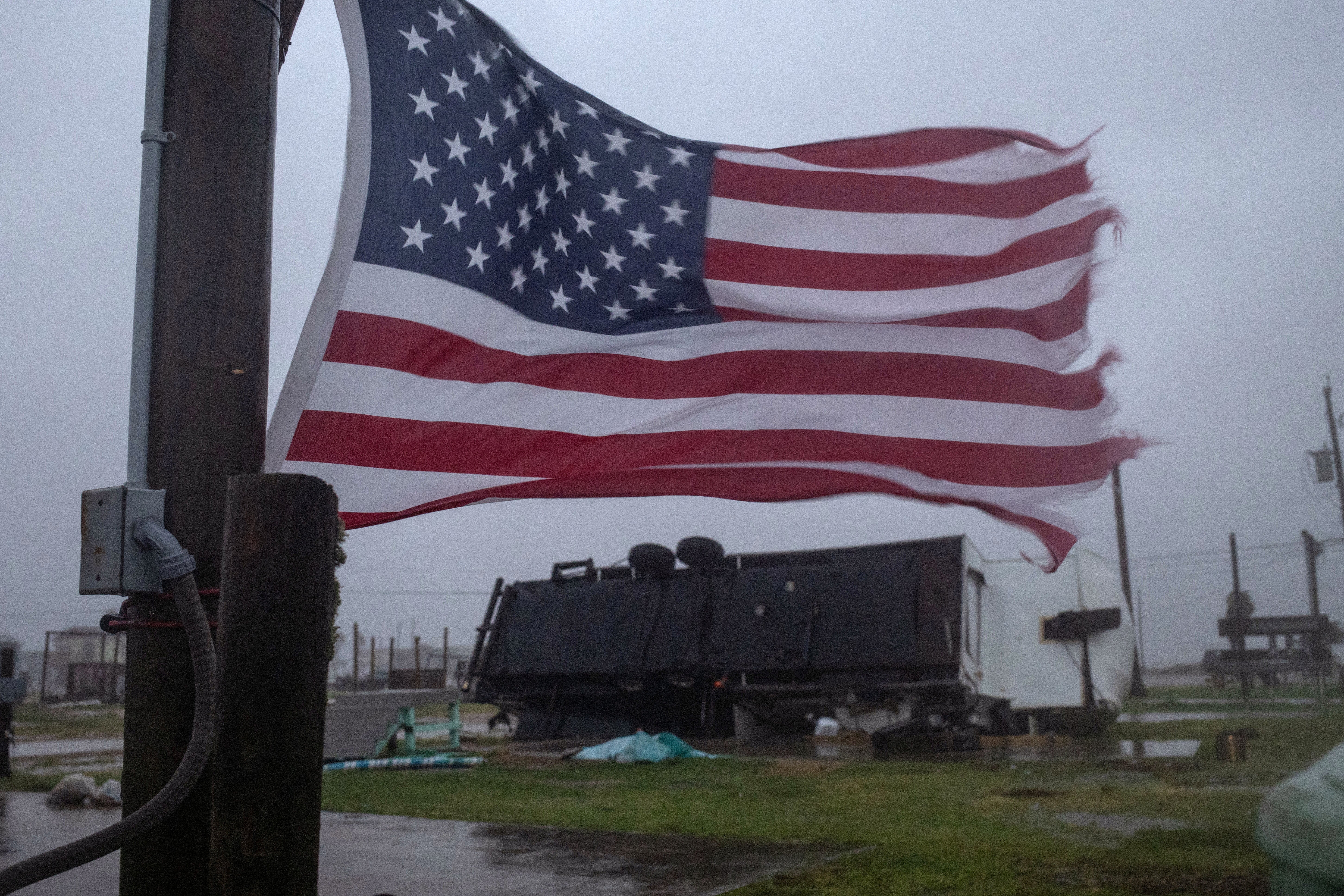 Eine amerikanische Flagge weht in der Nähe eines Mobilheims, das von den Winden des Hurrikans Beryl in Surfside Beach, Texas, USA, am 8. Juli 2024 umgeworfen wurde.