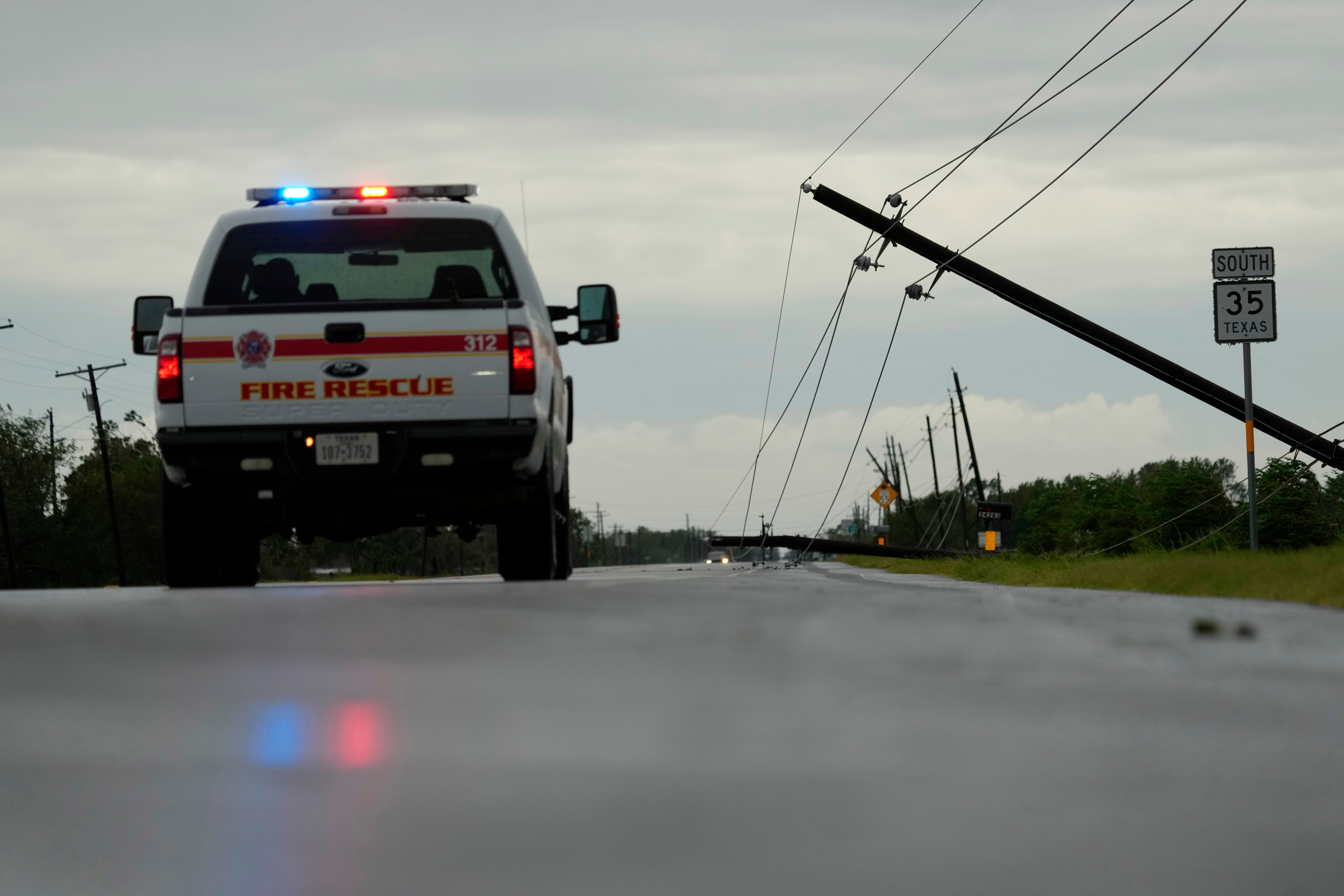 Líneas eléctricas caídas por los efectos del huracán Beryl bloquean una carretera cerca de Palacios, Texas, el lunes 8 de julio de 2024