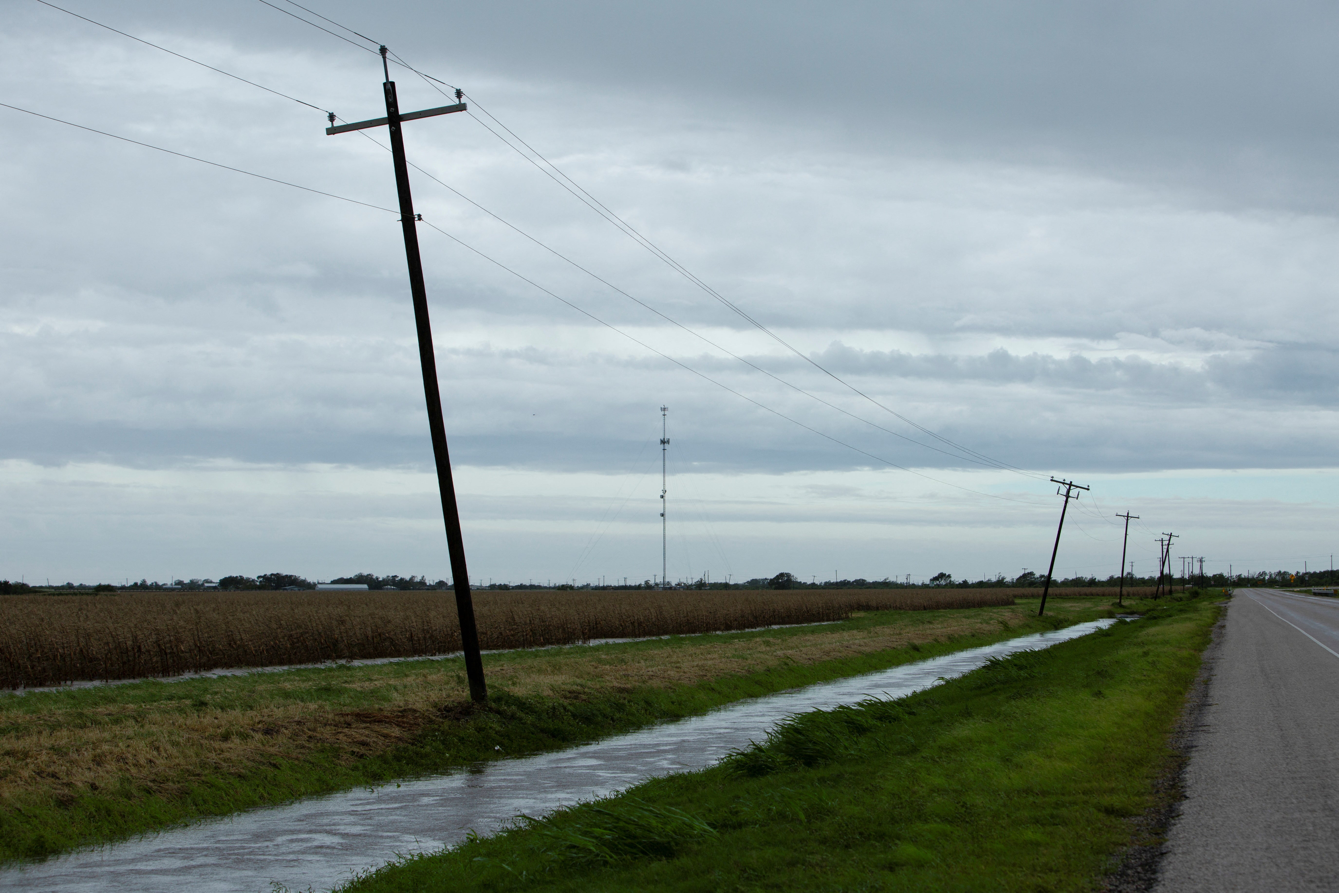 Si vede acqua in un fossato autostradale dopo che l'uragano Beryl ha attraversato un'area vicino a Palacios, Texas, Stati Uniti, l'8 luglio 2024.