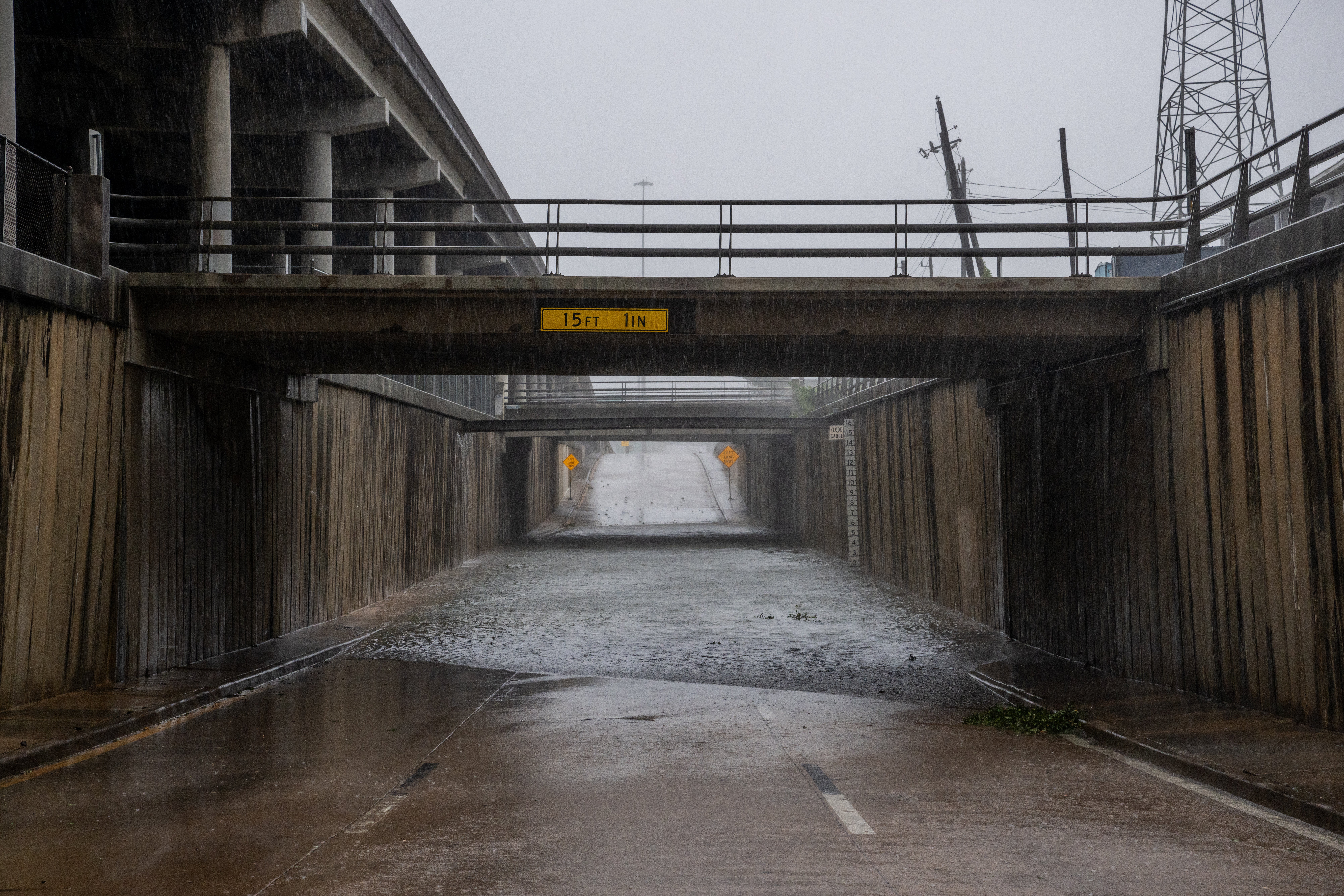El agua de lluvia inunda un paso subterráneo durante el huracán Beryl el 8 de julio de 2024 en Houston, Texas