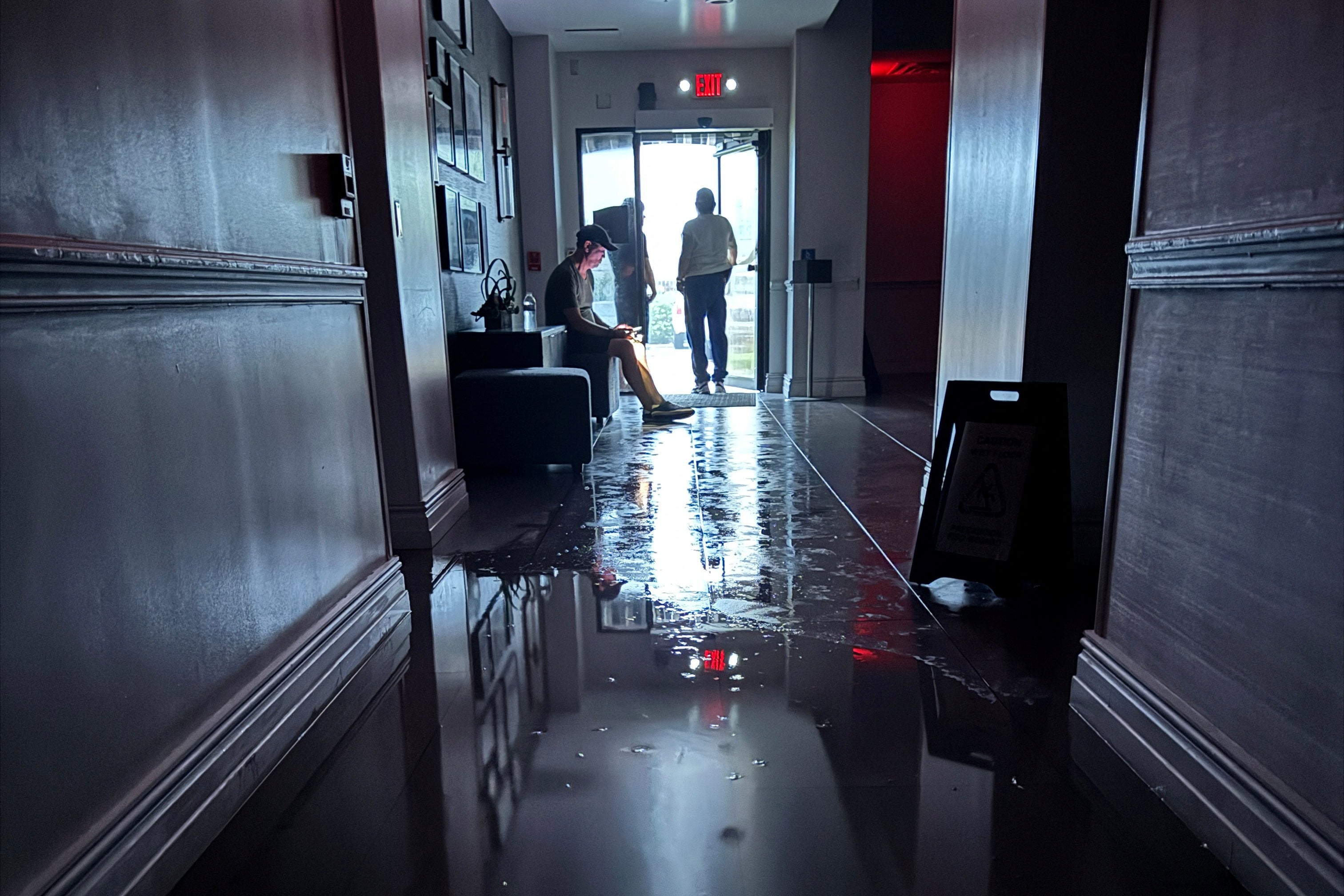 Los huéspedes del hotel Hilton Galveston Resort miran por la puerta trasera del hotel observando la tormenta mientras el huracán Beryl llega a Galveston, Texas, Estados Unidos, el 8 de julio de 2024.