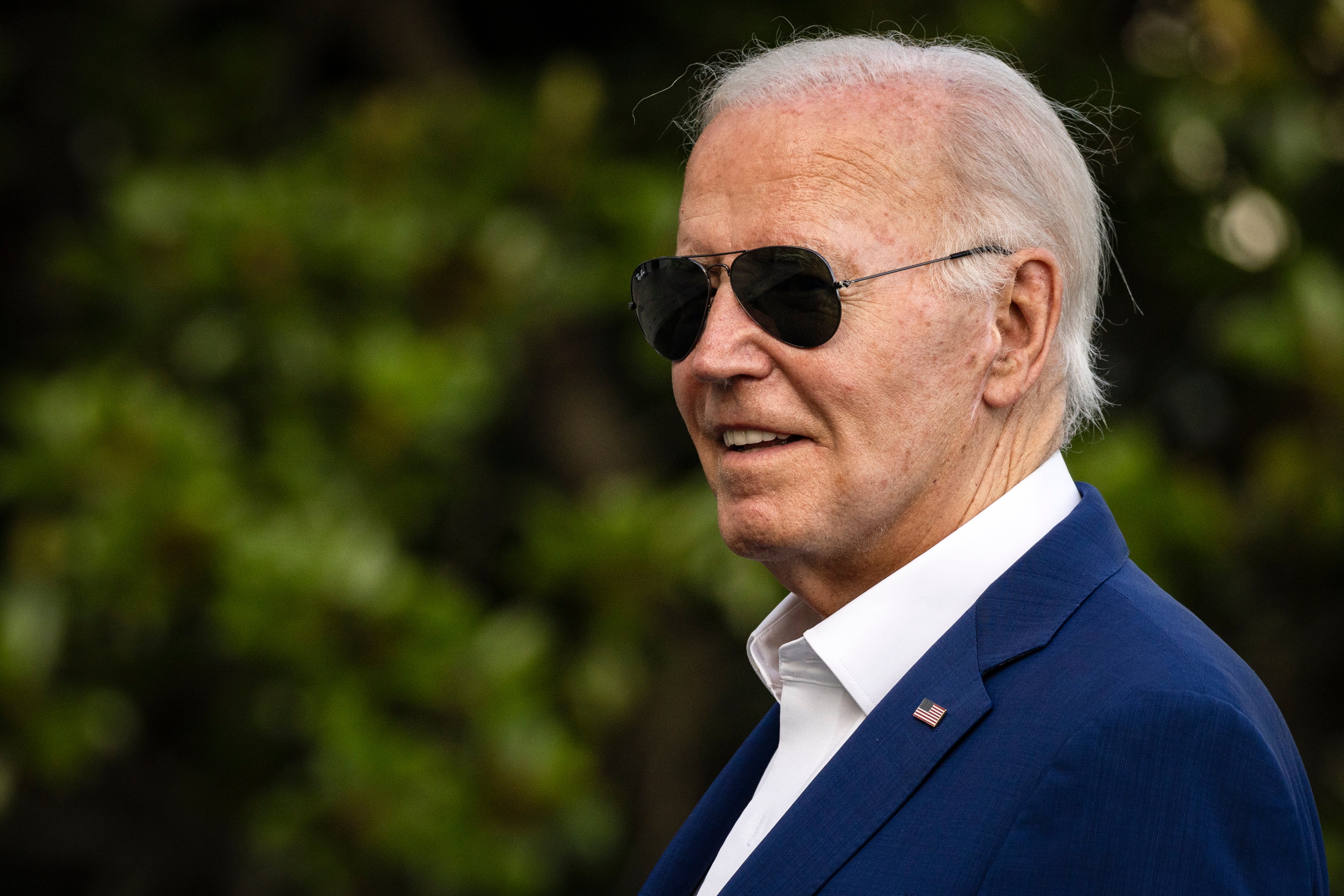 O presidente dos EUA, Joe Biden, olha para os repórteres enquanto eles gritam perguntas enquanto ele caminha em direção à Casa Branca após pousar no Marine One, em Washington, DC, 7 de julho de 2024. Há um “desconforto” na Casa Branca sobre se ele continuará sua missão. campanha eleitoral