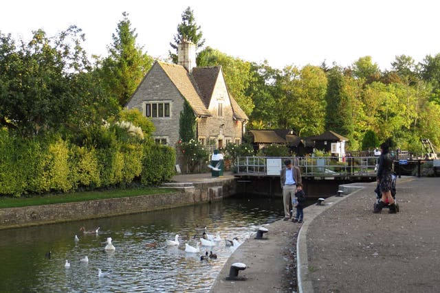 <p>Polly Friedhoff, 81, died 12 days after the incident on Iffley Lock (pictured)</p>