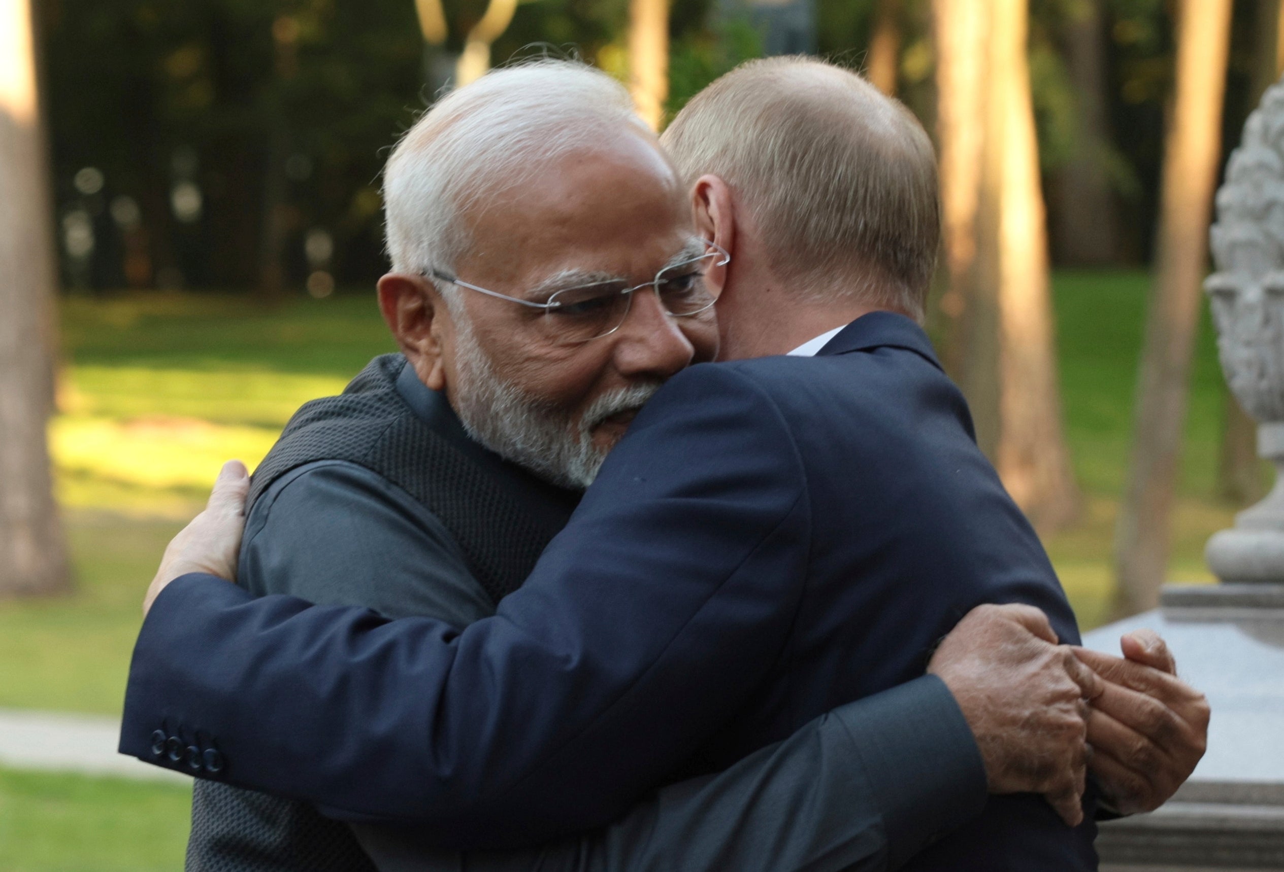 Il primo ministro indiano Narendra Modi, a sinistra, e il presidente russo Vladimir Putin si abbracciano durante un incontro informale a Mosca