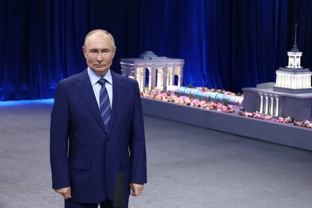 <p>Russian President Vladimir Putin attends a meeting with staff members of the Russia Expo international exhibition and forum during a visit to the Exhibition of Achievements of National Economy</p>