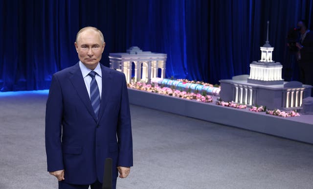 <p>Russian President Vladimir Putin attends a meeting with staff members of the Russia Expo international exhibition and forum during a visit to the Exhibition of Achievements of National Economy</p>