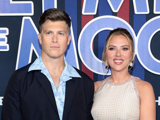 <p>Colin Jost y Scarlett Johansson</p>