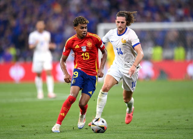 <p>Lamine Yamal dribbles away from Adrien Rabiot </p>