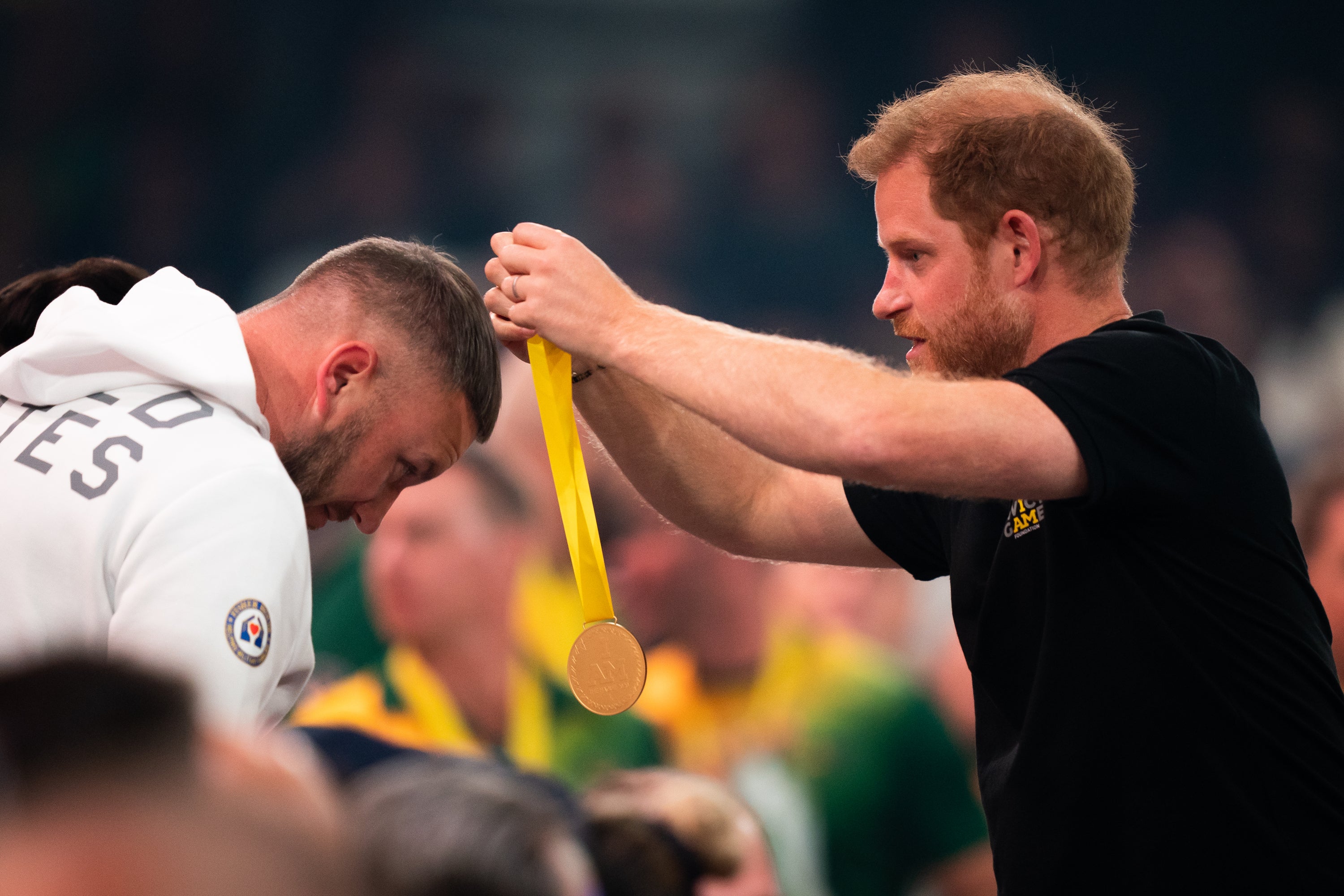 Harry presents a medal to a Team USA player during the 2022 Invictus Games (Aaron Chown/PA)