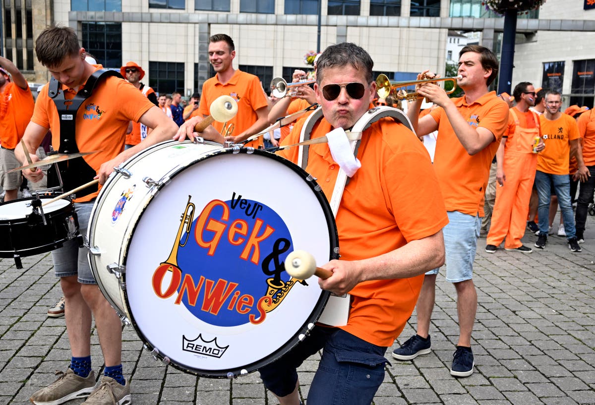 Kijk hoe de Nederlandse supporters live het veld op marcheren voor de halve finale van Euro 2024 tegen Engeland