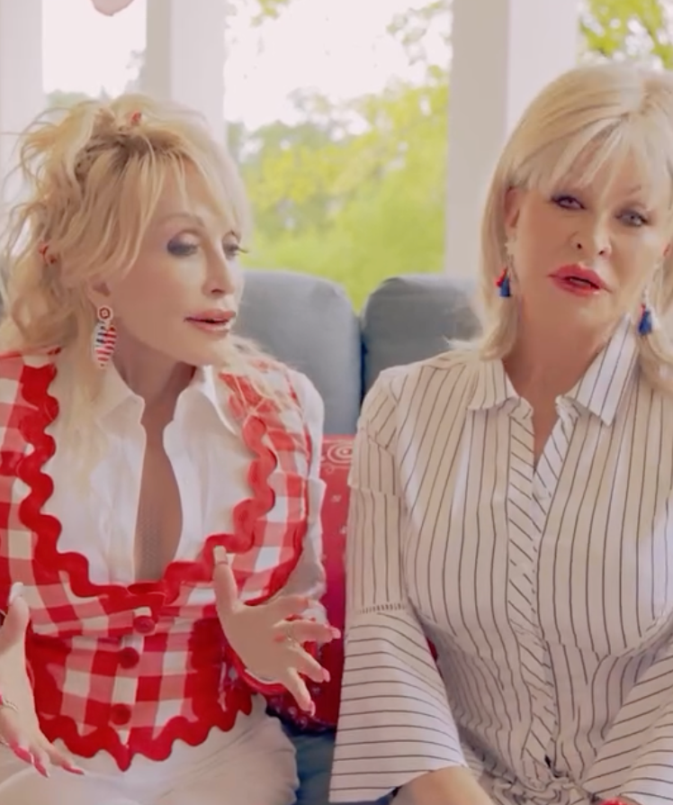 Dolly Parton and her sister Rachel entertain fans with resemblance