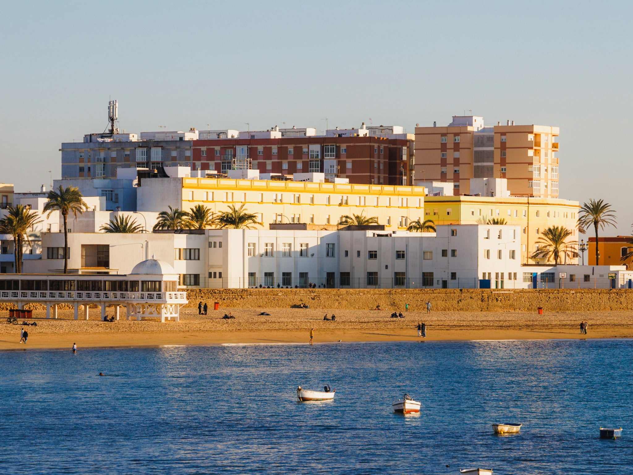 A orla marítima de Cádiz é apelidada de “Pequena Havana” pelos seus edifícios coloridos