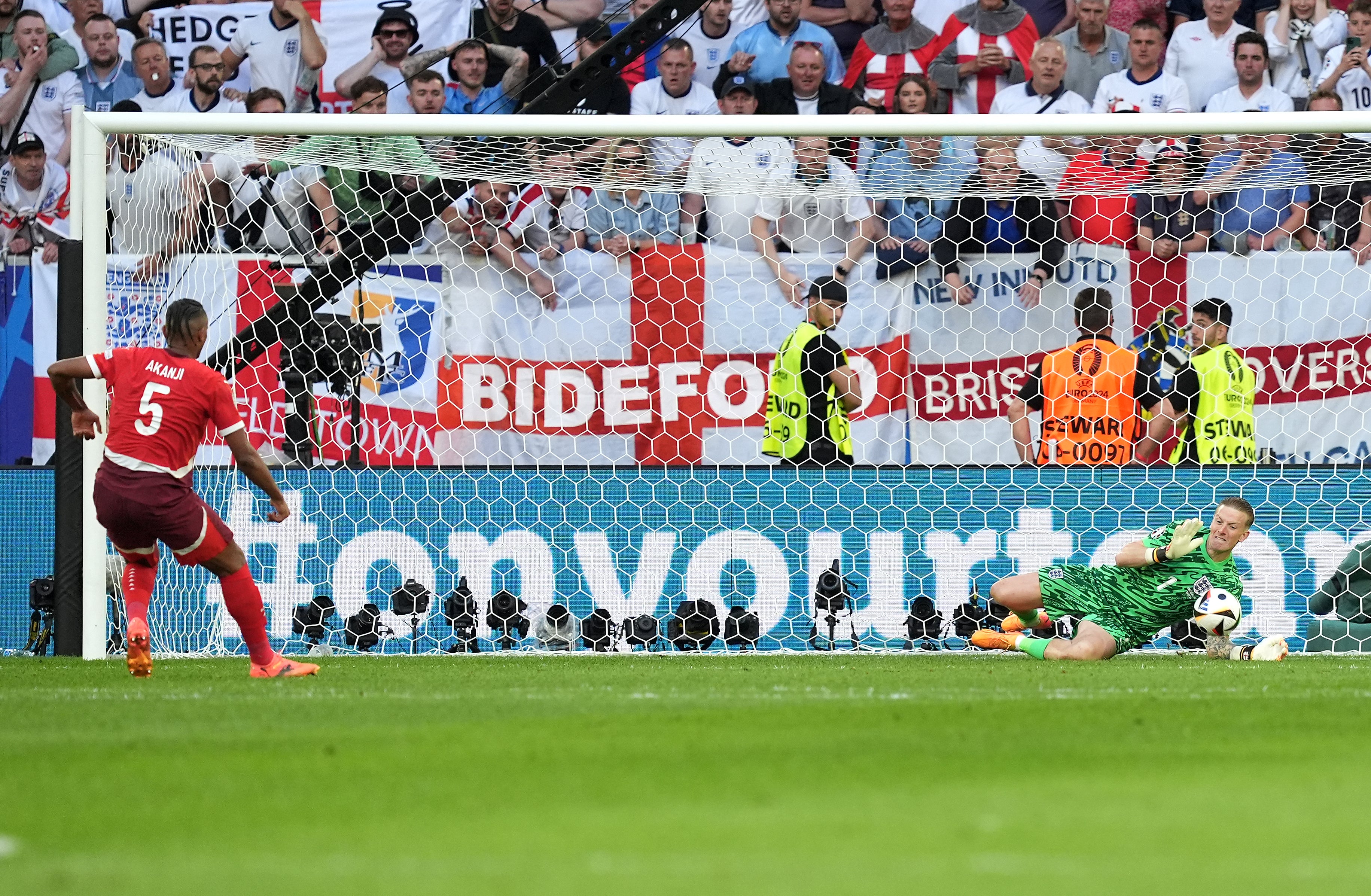 Jordan Pickford redt de penalty van Manuel Akanji (Martin Ricketts/PA)