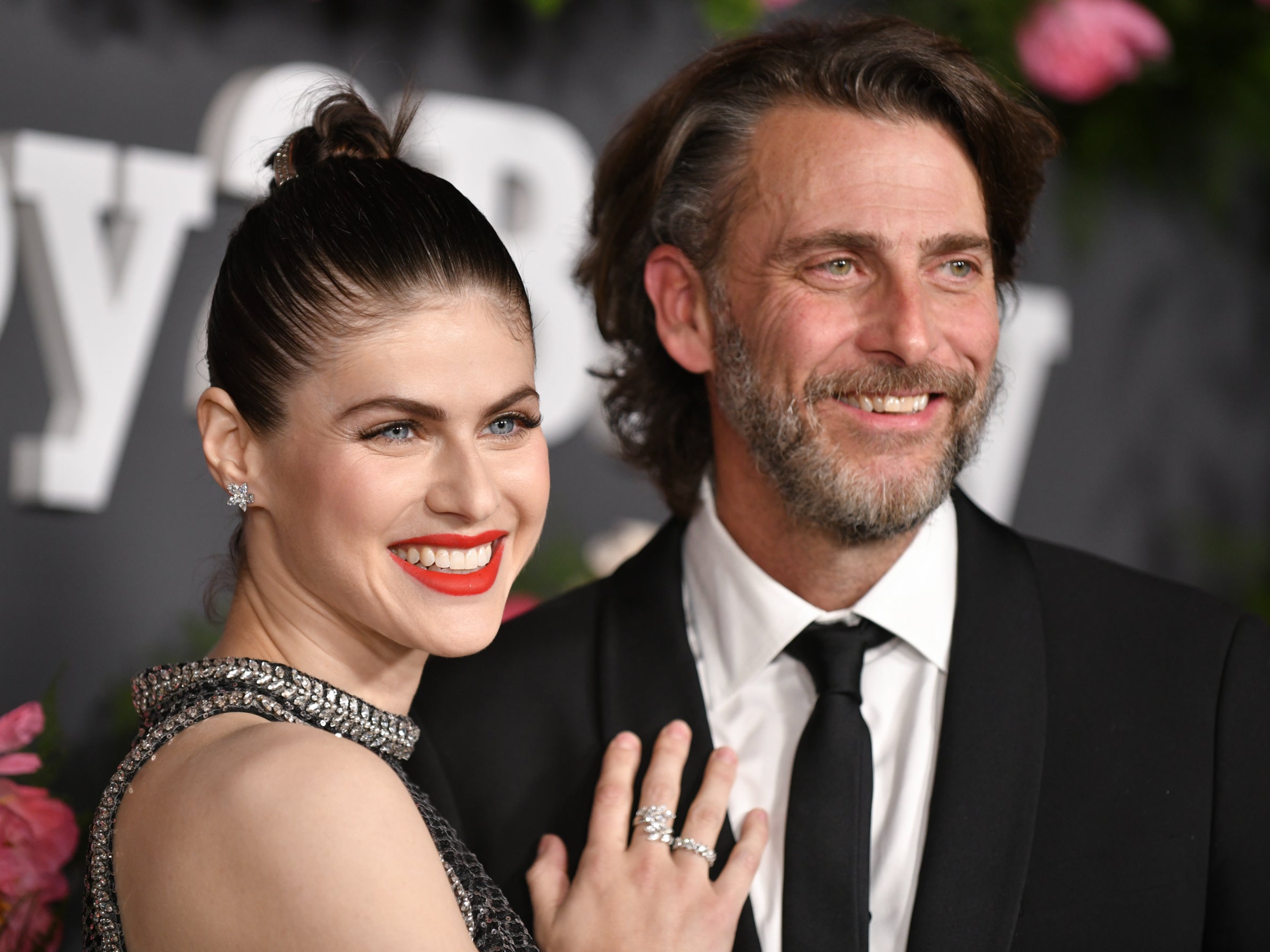 Alexandra Daddario and Andrew Form attend the 2022 Baby2Baby Gala presented by Paul Mitchell at Pacific Design Center on 12 November 2022 in West Hollywood, California ( Rodin Eckenroth/Getty Images )