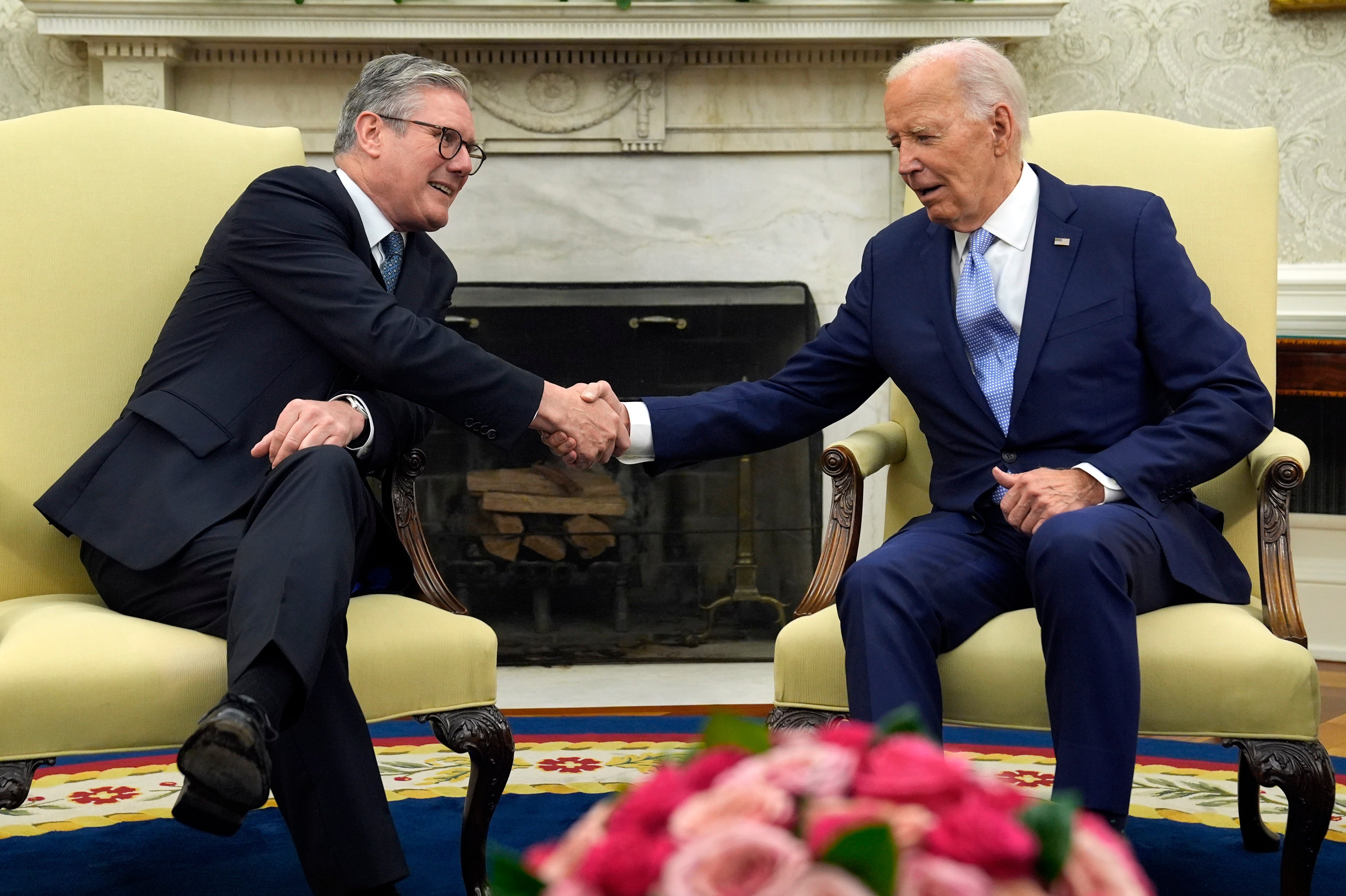 O presidente Joe Biden encontra-se com o primeiro-ministro britânico Keir Starmer no Salão Oval da Casa Branca, quarta-feira, 10 de julho de 2024, em Washington.