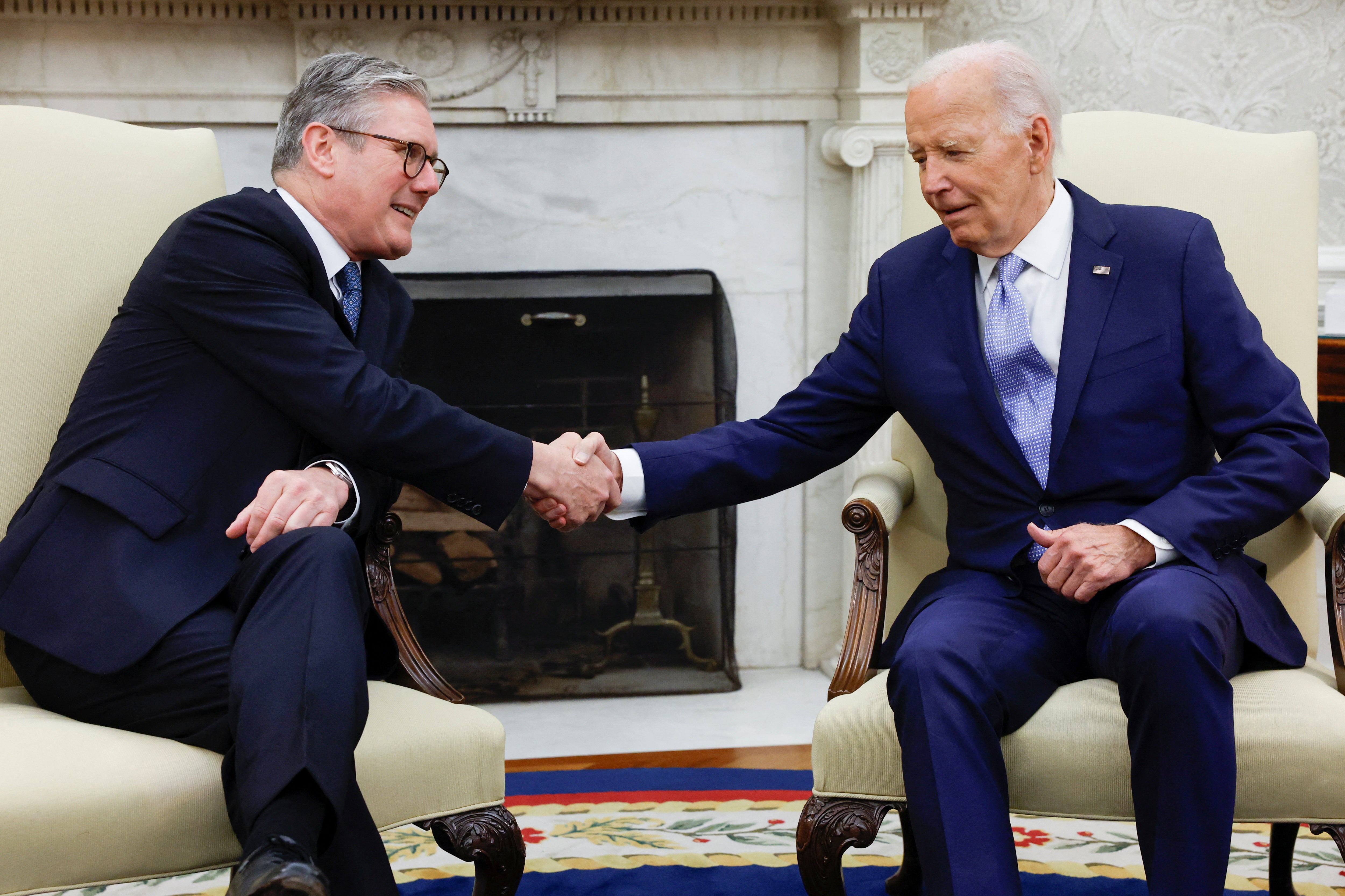 Biden and Starmer shake hands in the Oval Office