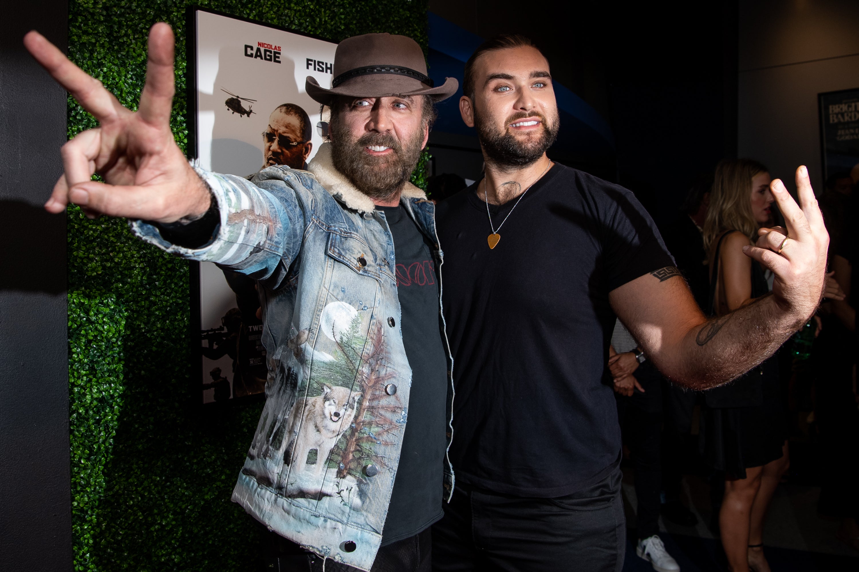 Nicolas Cage com seu filho Weston Coppola Cage na estreia de 'Running with the Devil' em 2019