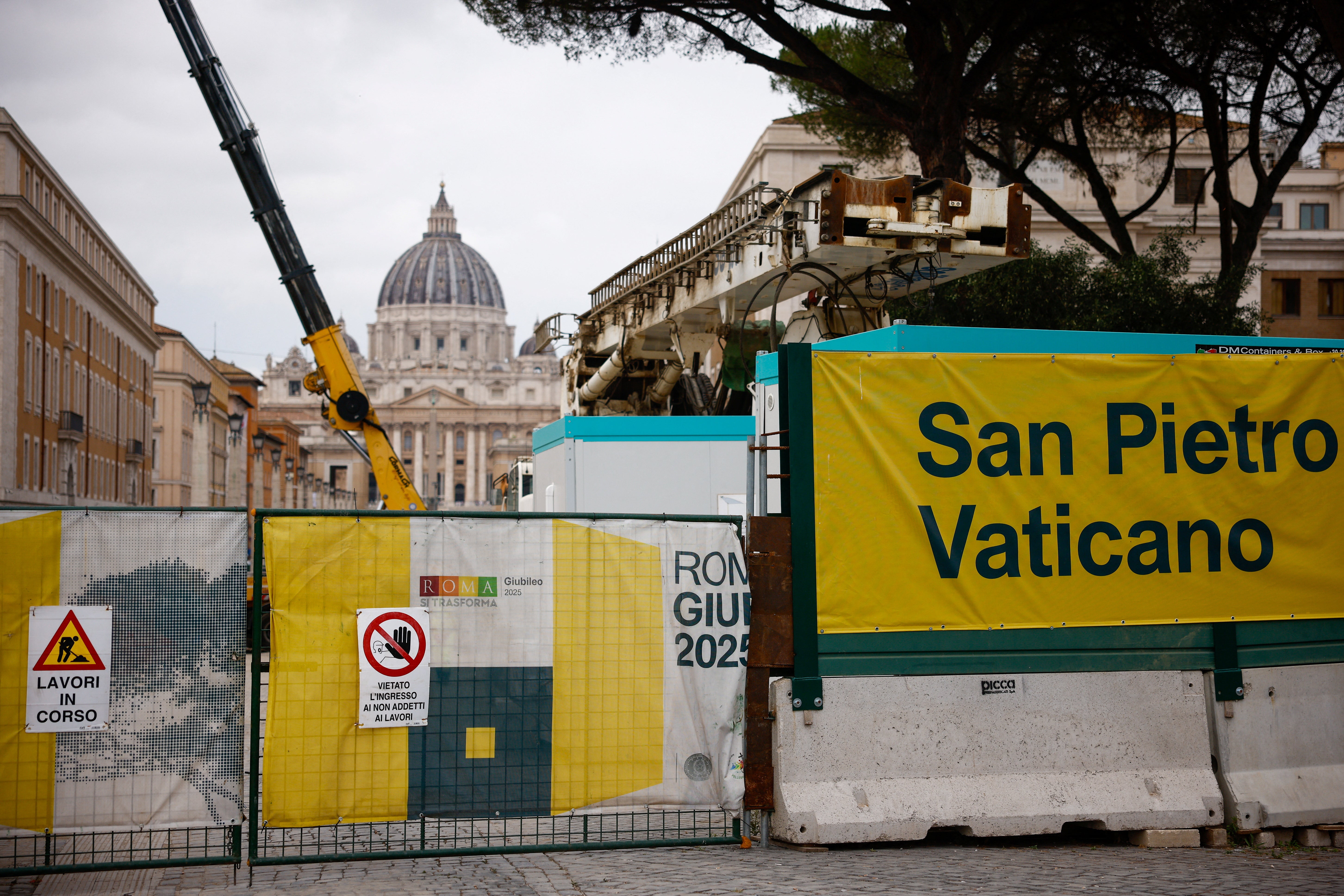 Uma vista mostra um canteiro de obras na Piazza Pia, perto do Vaticano, enquanto grandes obras para o ano do Jubileu da Igreja Católica Romana de 2025 estão em andamento em toda a cidade de Roma